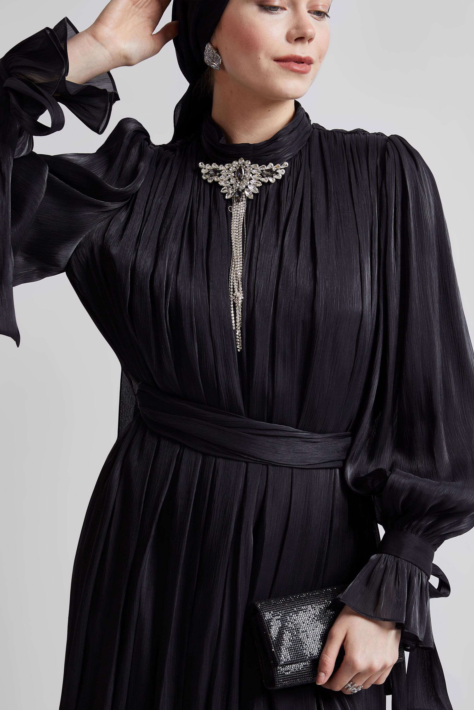 Tesettür giyim SİYAH KUŞAKLI BROŞLU ABİYE ELBİSE 50517