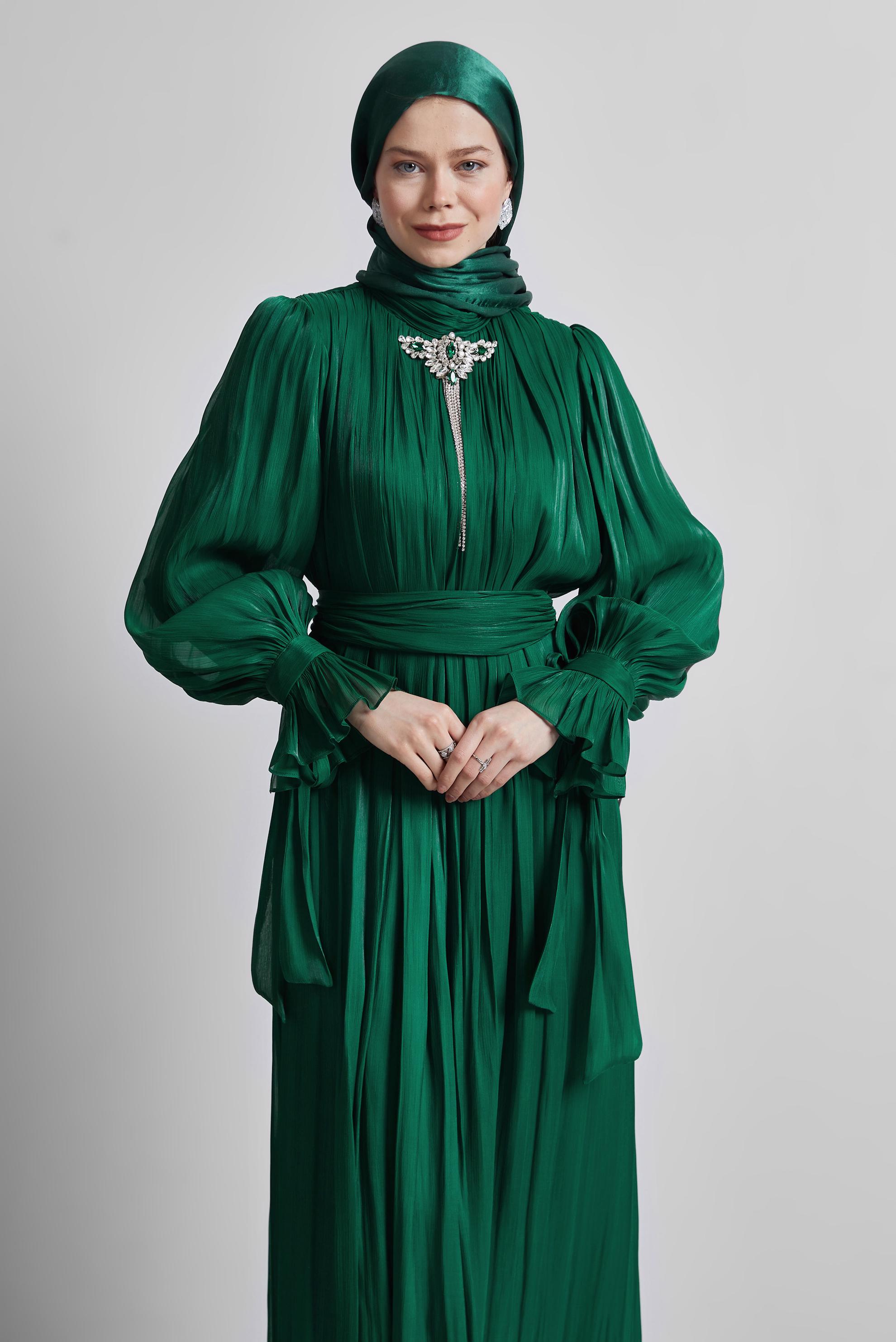 Tesettür giyim YEŞİL KUŞAKLI BROŞLU ABİYE ELBİSE 50517