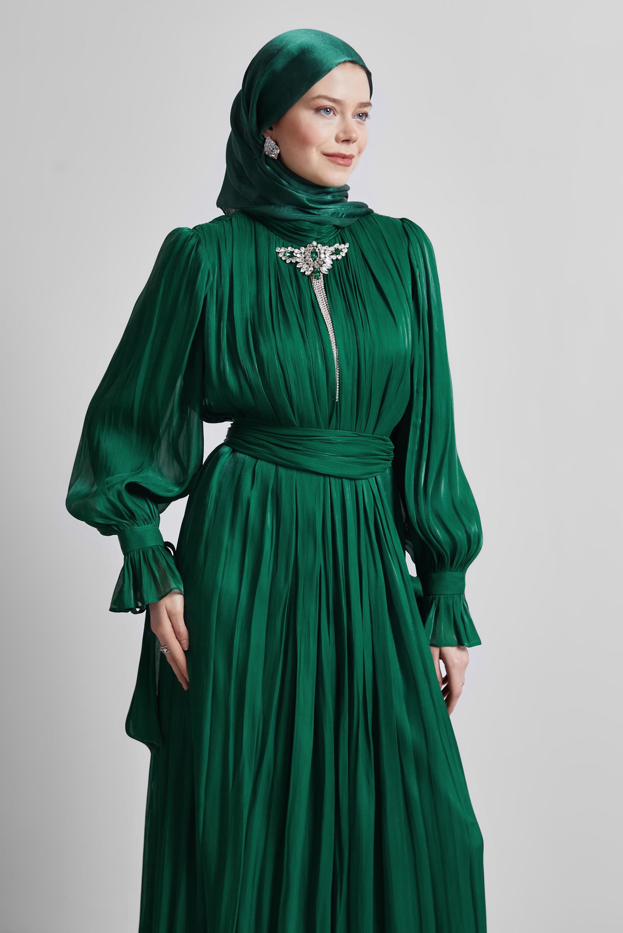 Tesettür giyim YEŞİL KUŞAKLI BROŞLU ABİYE ELBİSE 50517