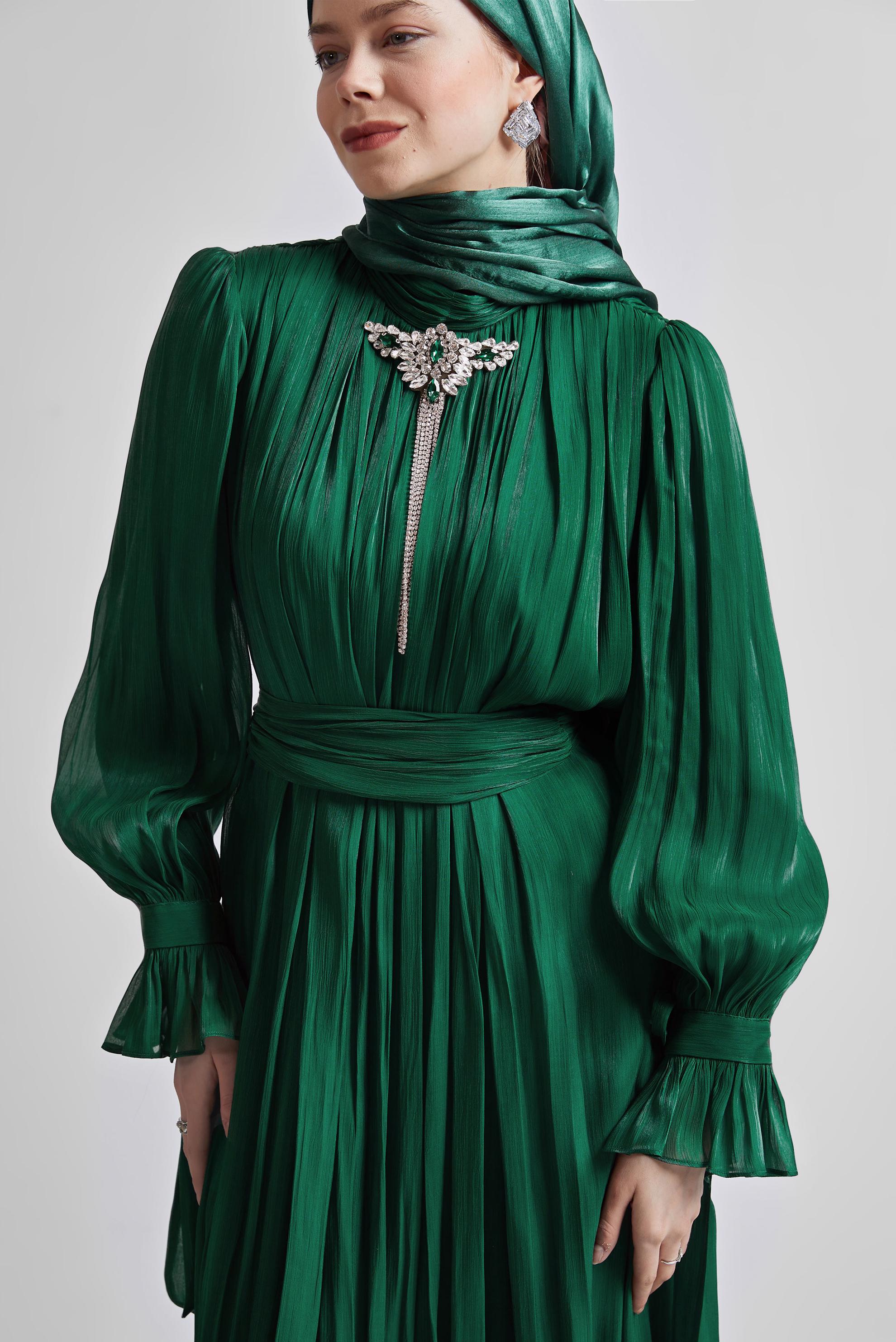 Tesettür giyim YEŞİL KUŞAKLI BROŞLU ABİYE ELBİSE 50517