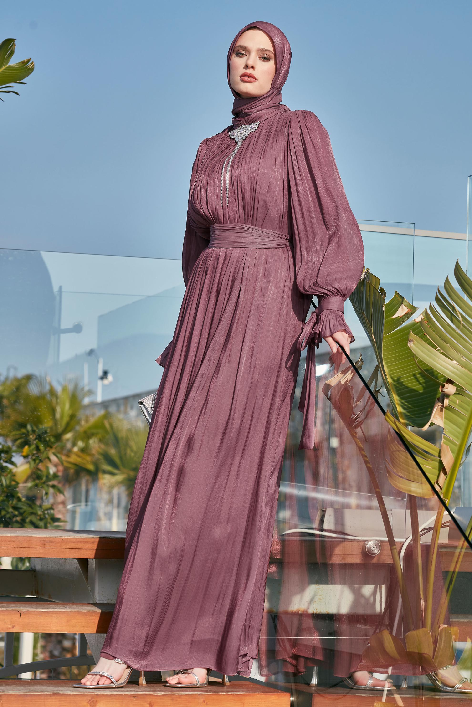 Tesettür giyim PEMBE KUŞAKLI BROŞLU ABİYE ELBİSE 50517