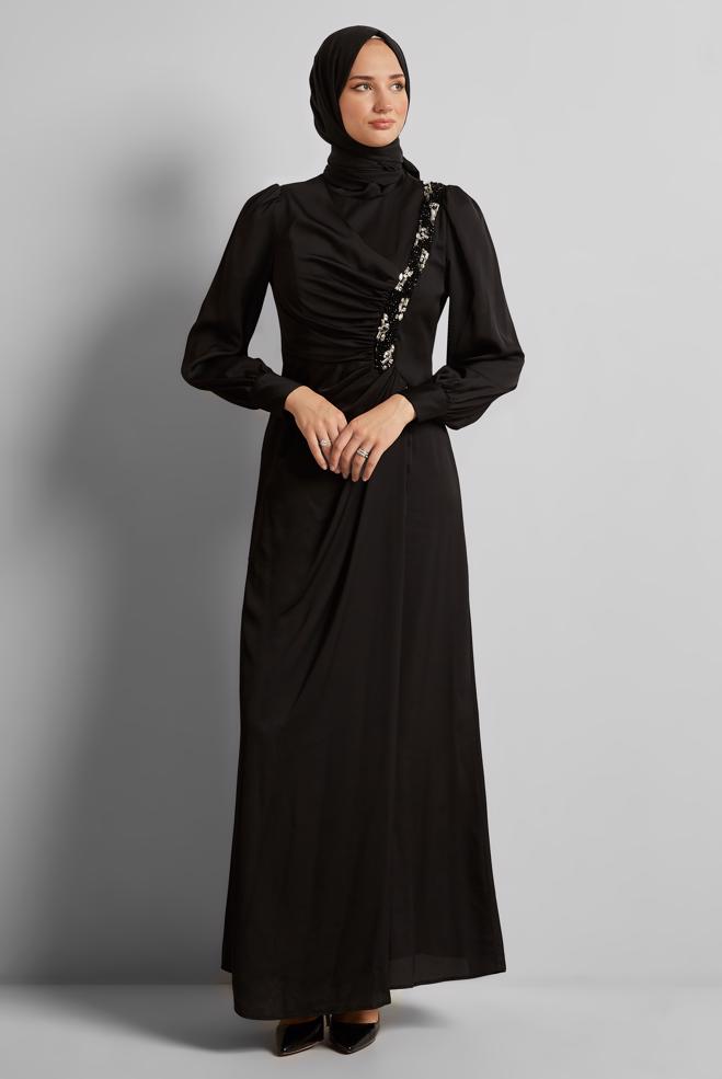 Tesettür giyim SİYAH TAŞLI SATEN ABİYE ELBİSE 50524 - ALVİNA