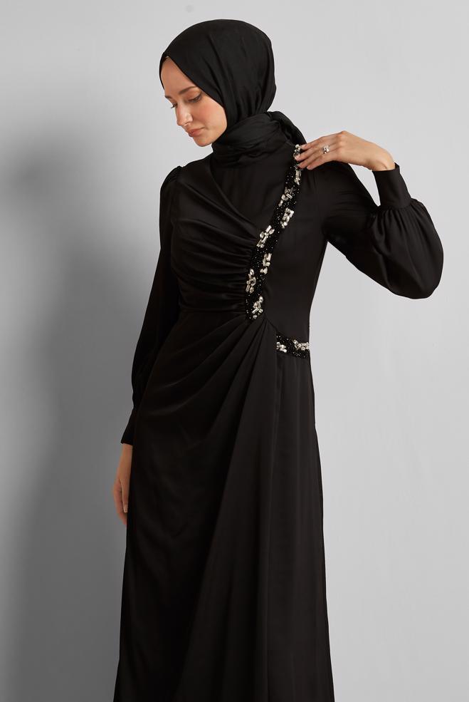 Tesettür giyim SİYAH TAŞLI SATEN ABİYE ELBİSE 50524 - ALVİNA