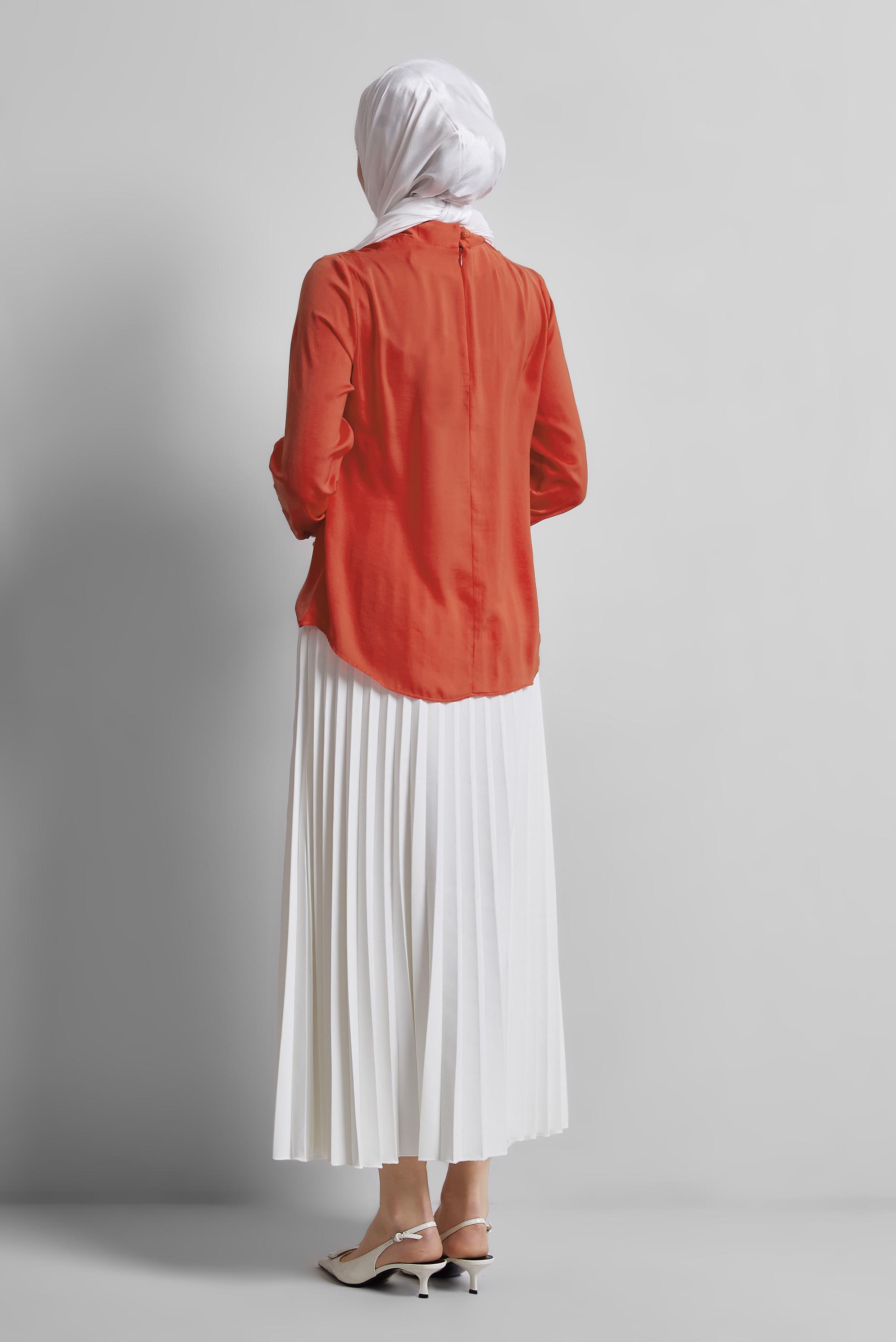 Tesettür giyim KIRMIZI YAKASI BAĞLAMA DETAYLI BLUZ 45395