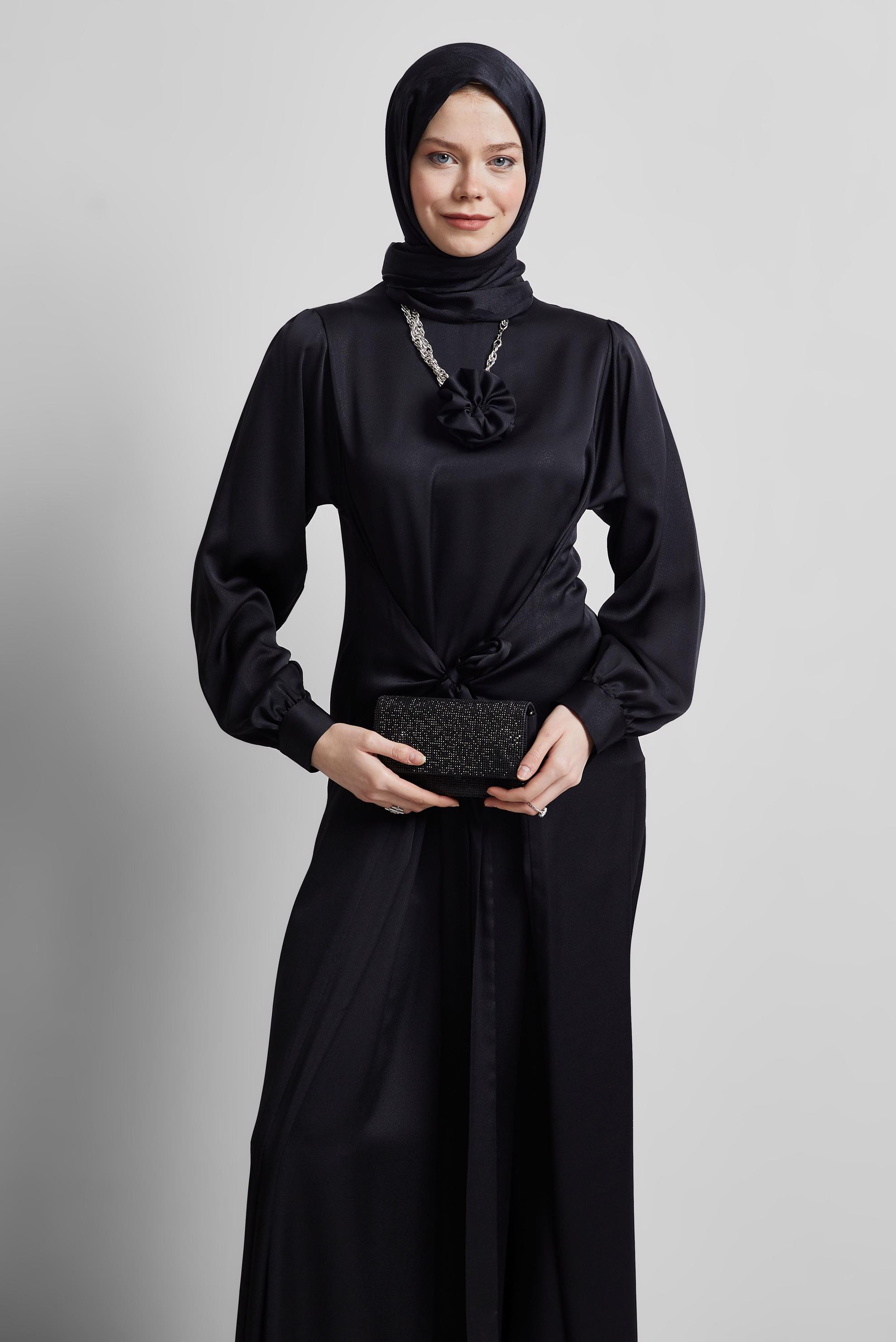 Tesettür giyim SİYAH BROŞ DETAYLI ELBİSE 44631