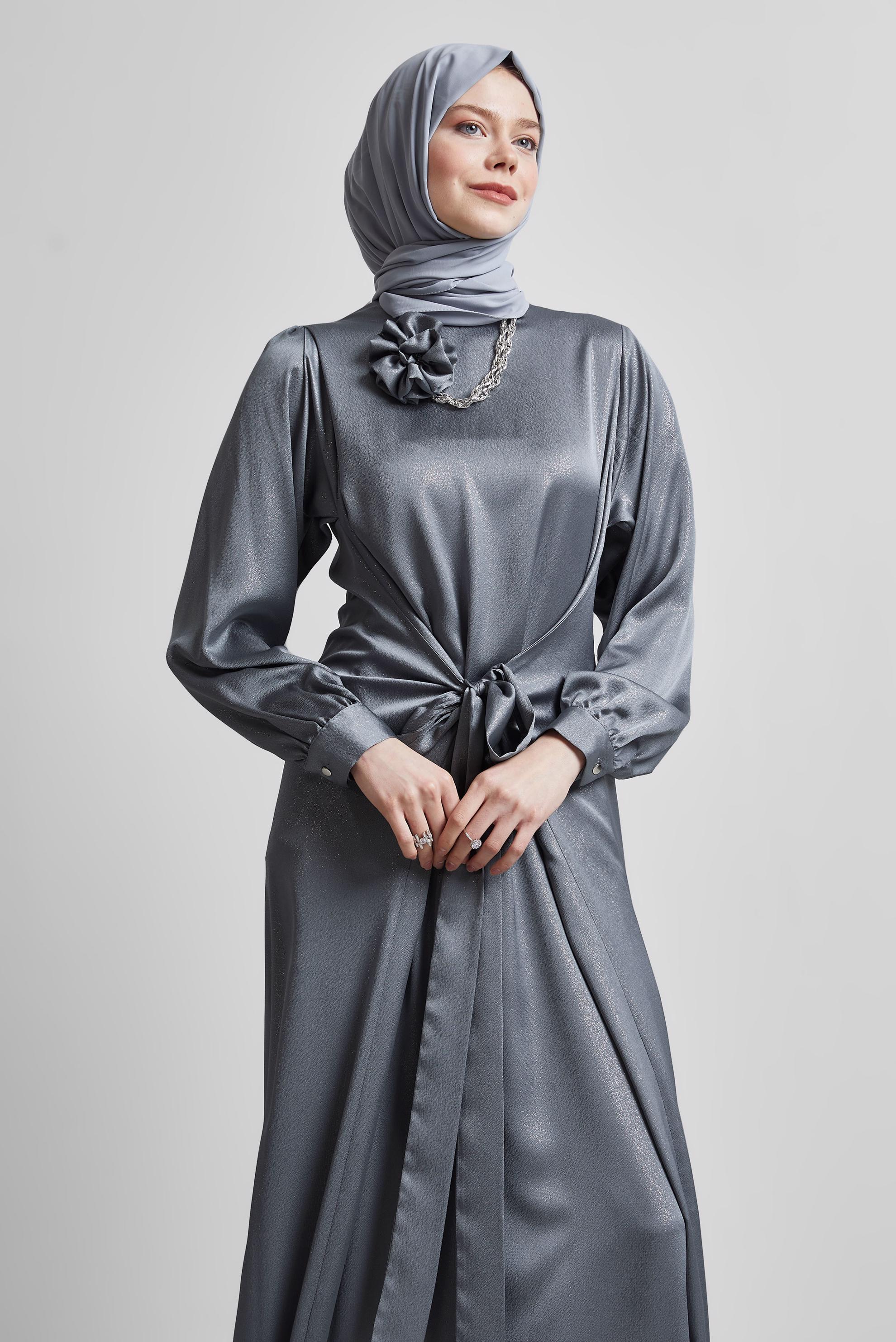 Tesettür giyim GRİ BROŞ DETAYLI ELBİSE 44631