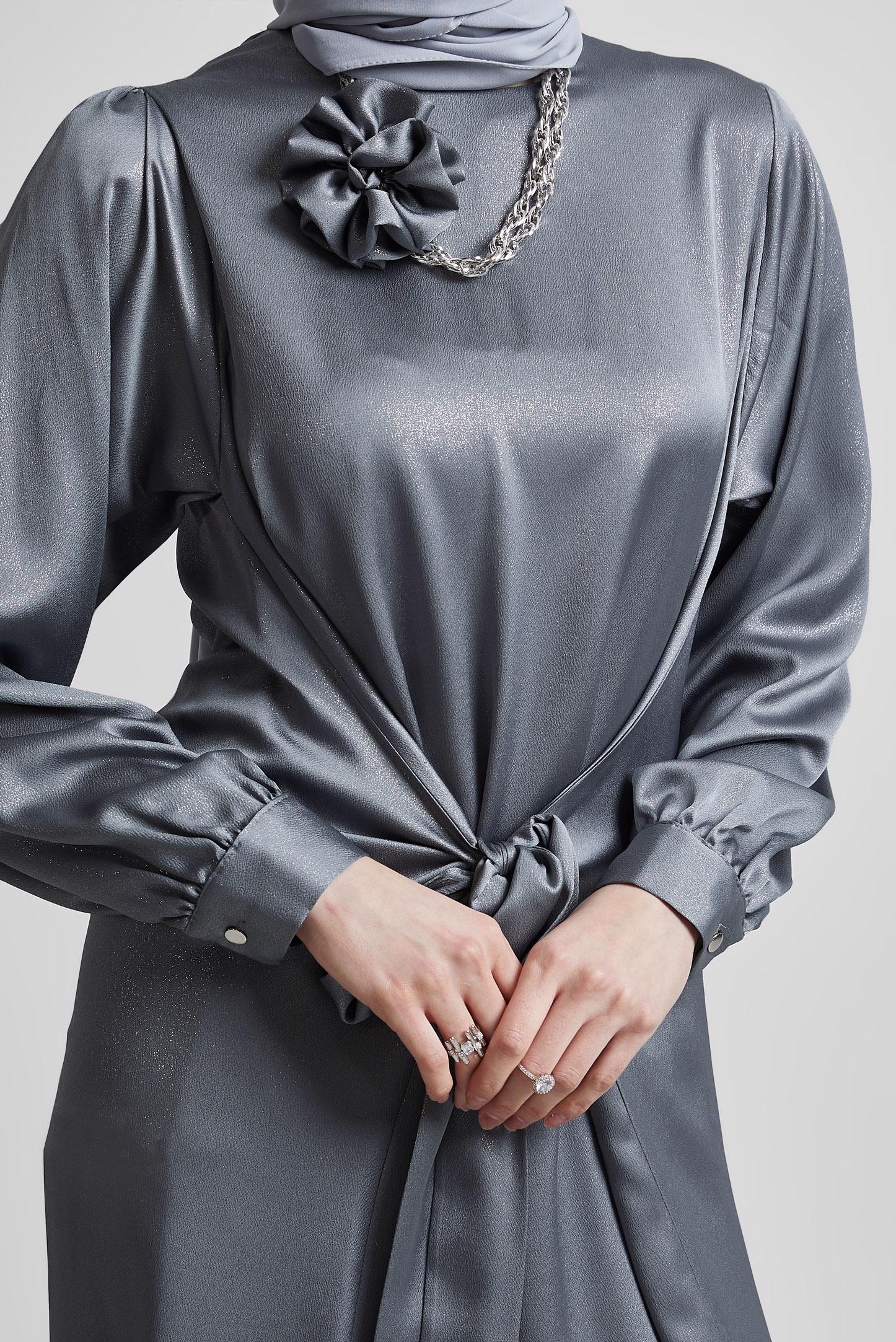 Tesettür giyim GRİ BROŞ DETAYLI ELBİSE 44631