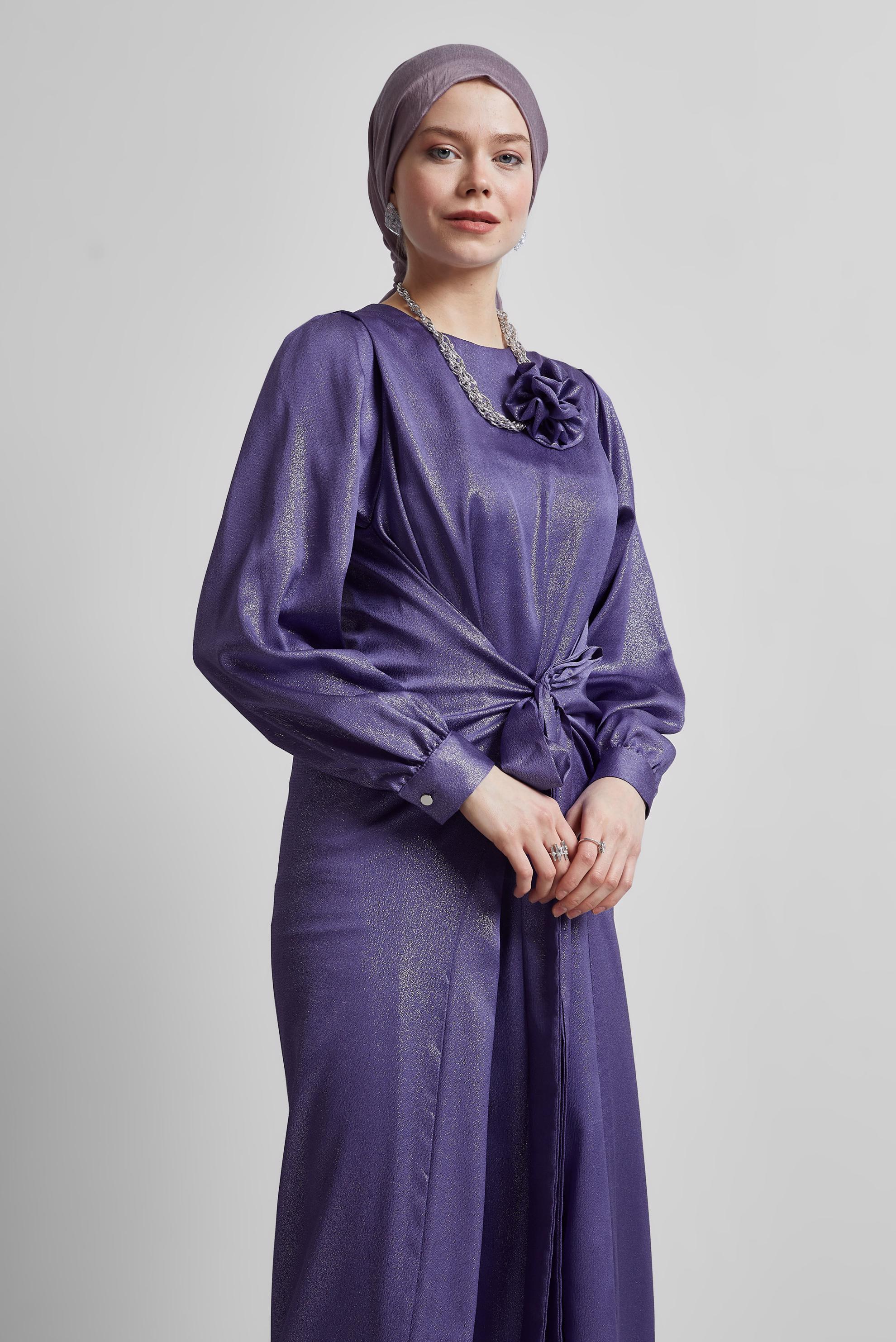 Tesettür giyim MOR BROŞ DETAYLI ELBİSE 44631