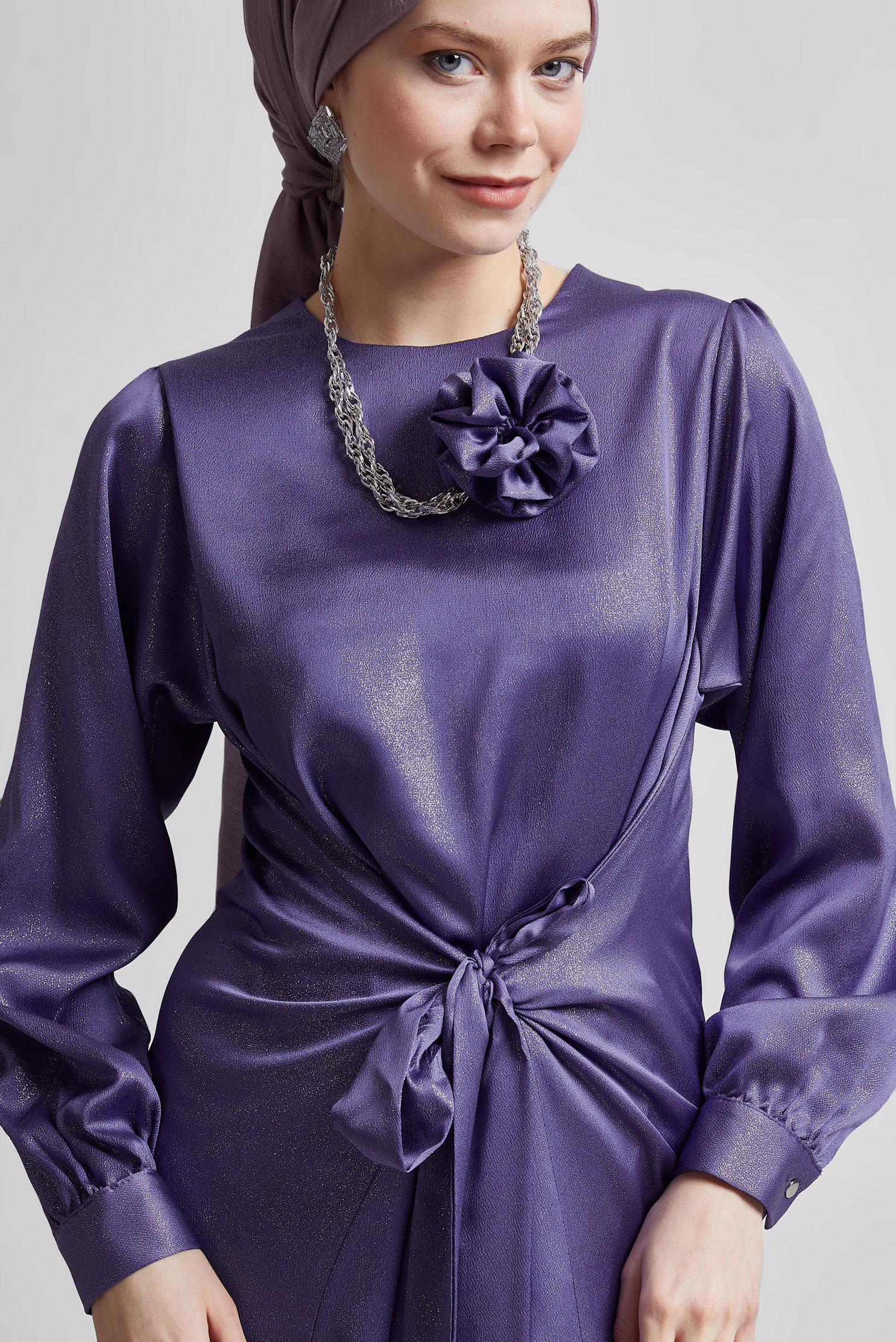 Tesettür giyim MOR BROŞ DETAYLI ELBİSE 44631