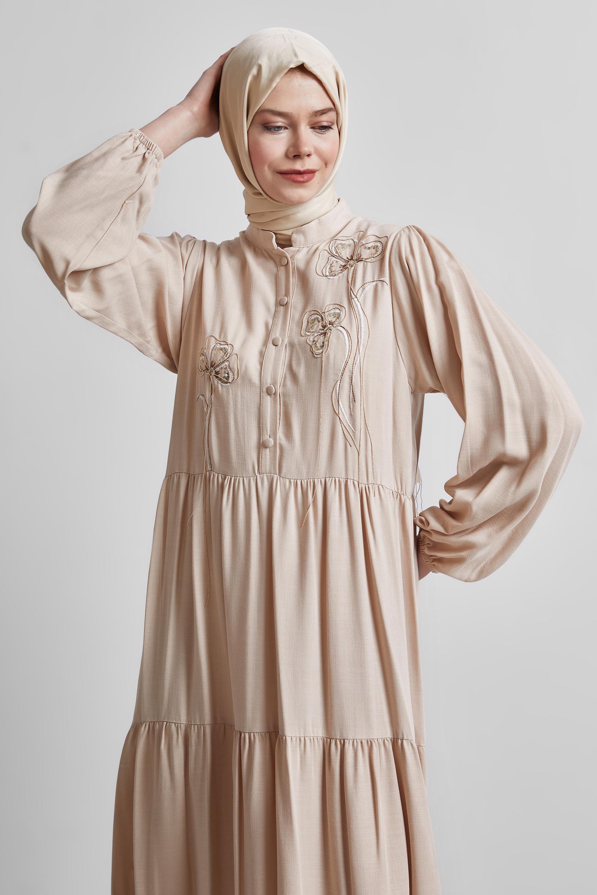 Tesettür giyim BEJ NAKIŞ DETAYLI ELBİSE 44665