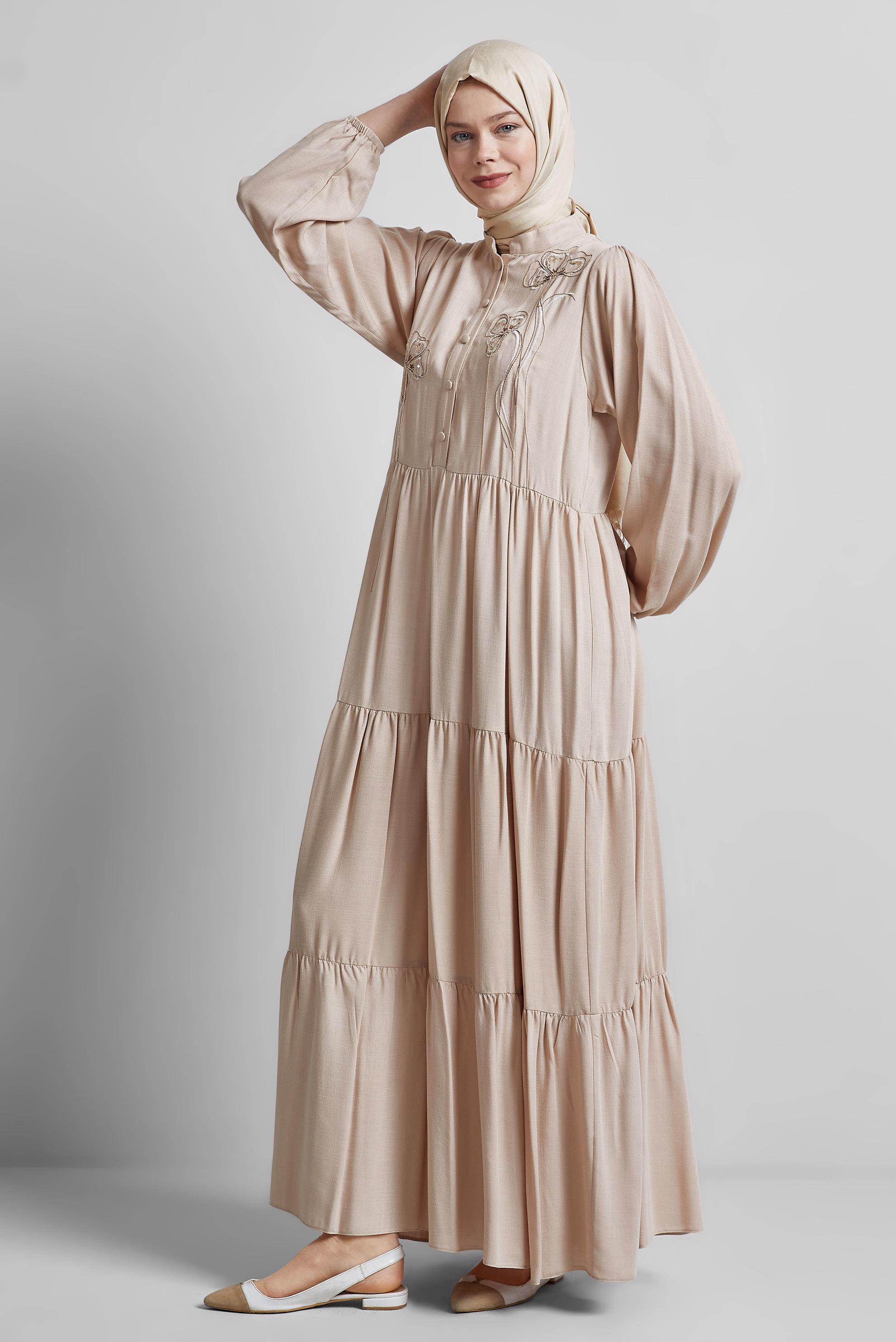 Tesettür giyim BEJ NAKIŞ DETAYLI ELBİSE 44665