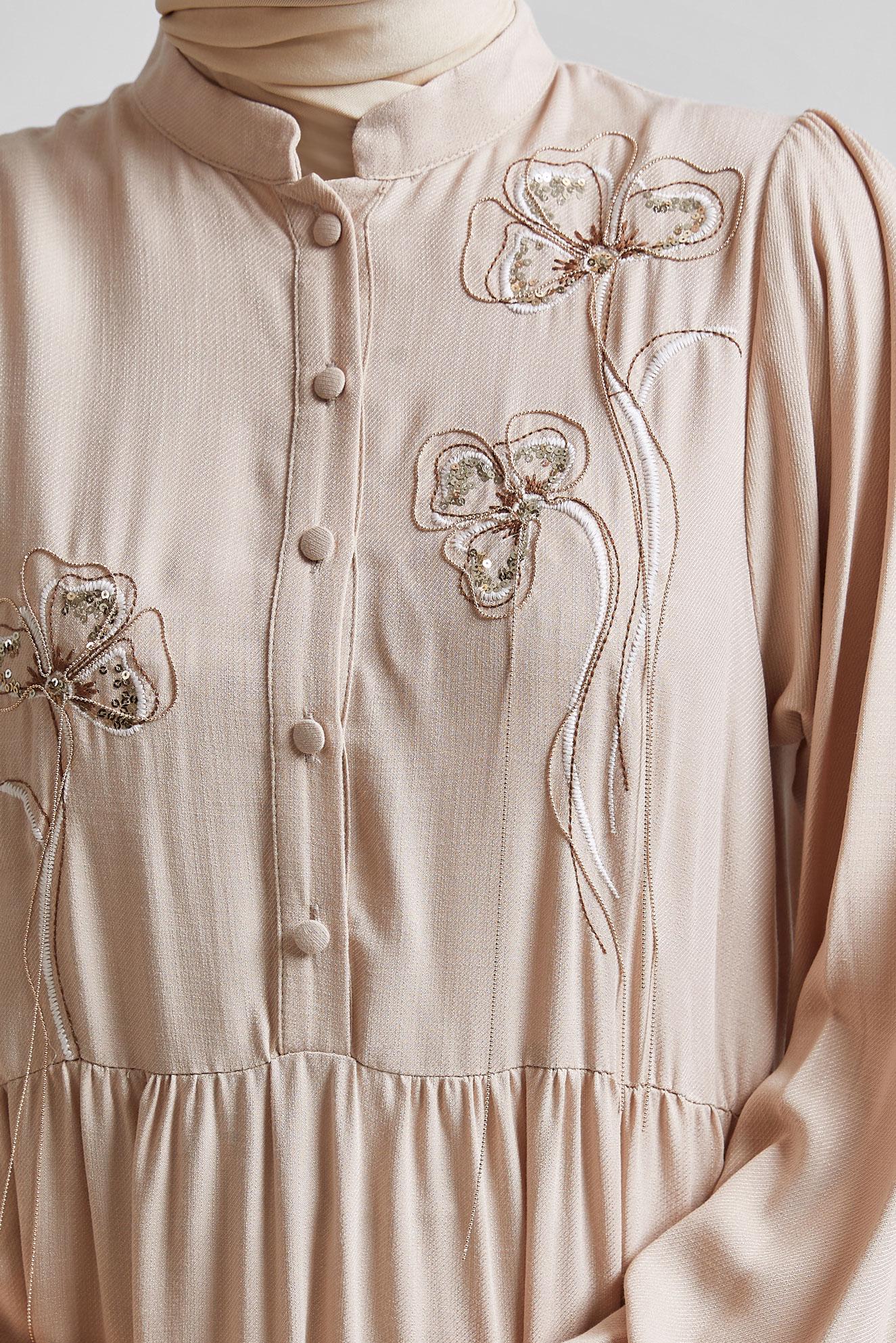 Tesettür giyim BEJ NAKIŞ DETAYLI ELBİSE 44665