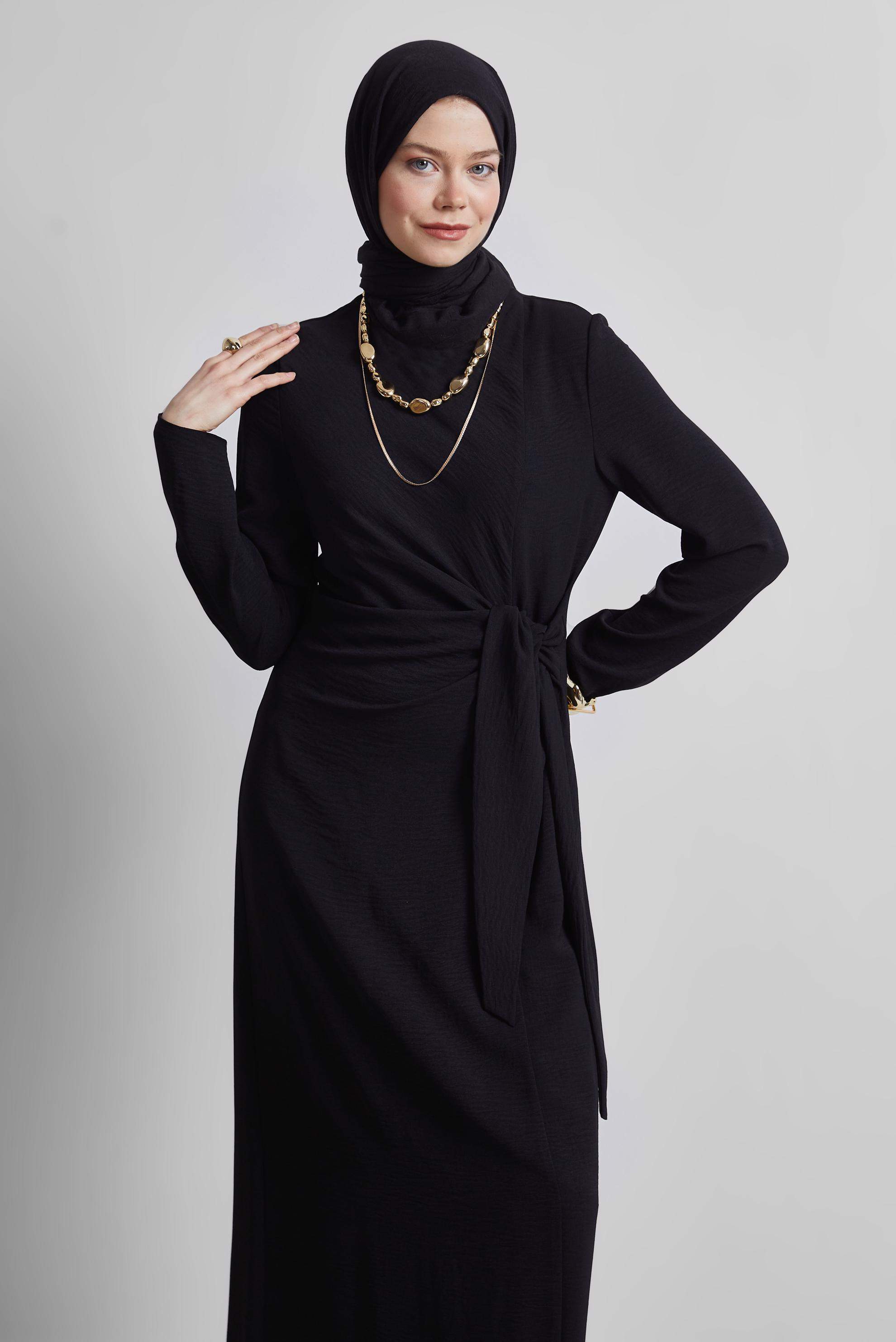 Tesettür giyim SİYAH KUŞAKLI ELBİSE 44684
