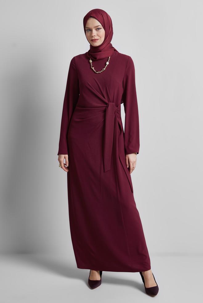 Hijab-Kleidung BURGUND KLEID MIT GÜRTEL 44684 - ALVİNA