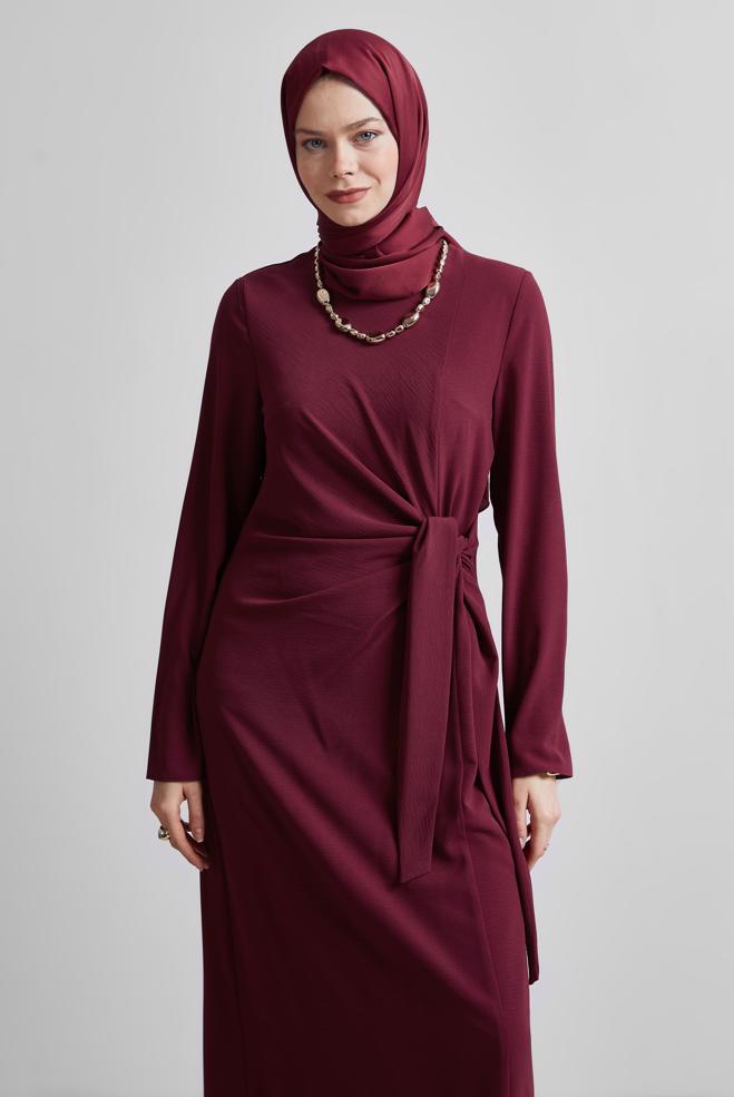 Hijab-Kleidung BURGUND KLEID MIT GÜRTEL 44684 - ALVİNA