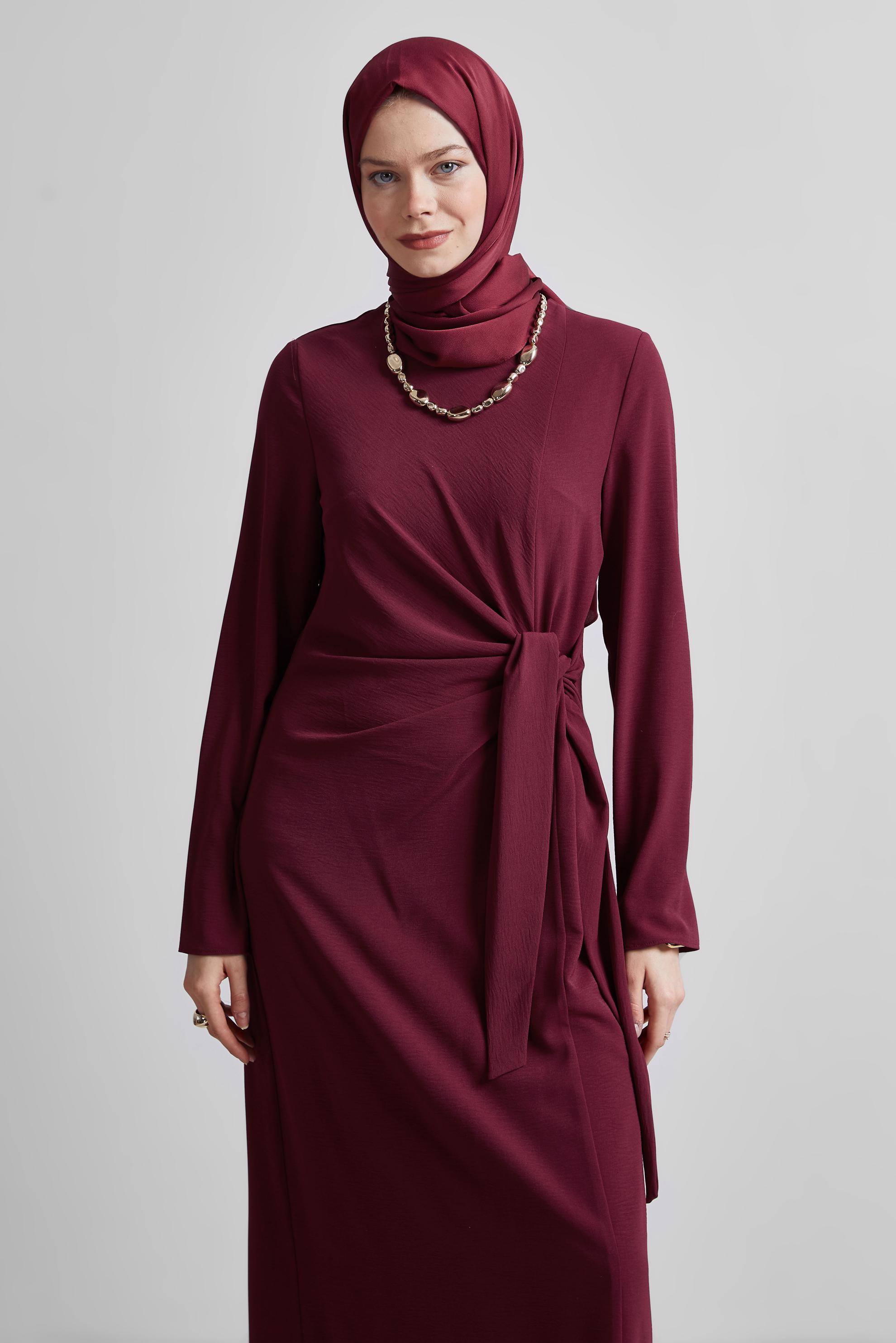 Tesettür giyim BORDO KUŞAKLI ELBİSE 44684