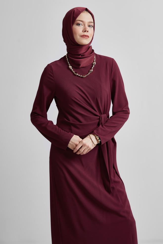Hijab-Kleidung BURGUND KLEID MIT GÜRTEL 44684 - ALVİNA