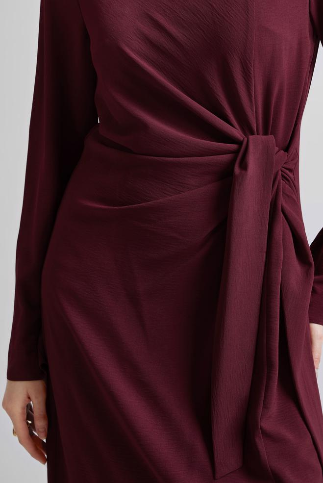 Hijab-Kleidung BURGUND KLEID MIT GÜRTEL 44684 - ALVİNA