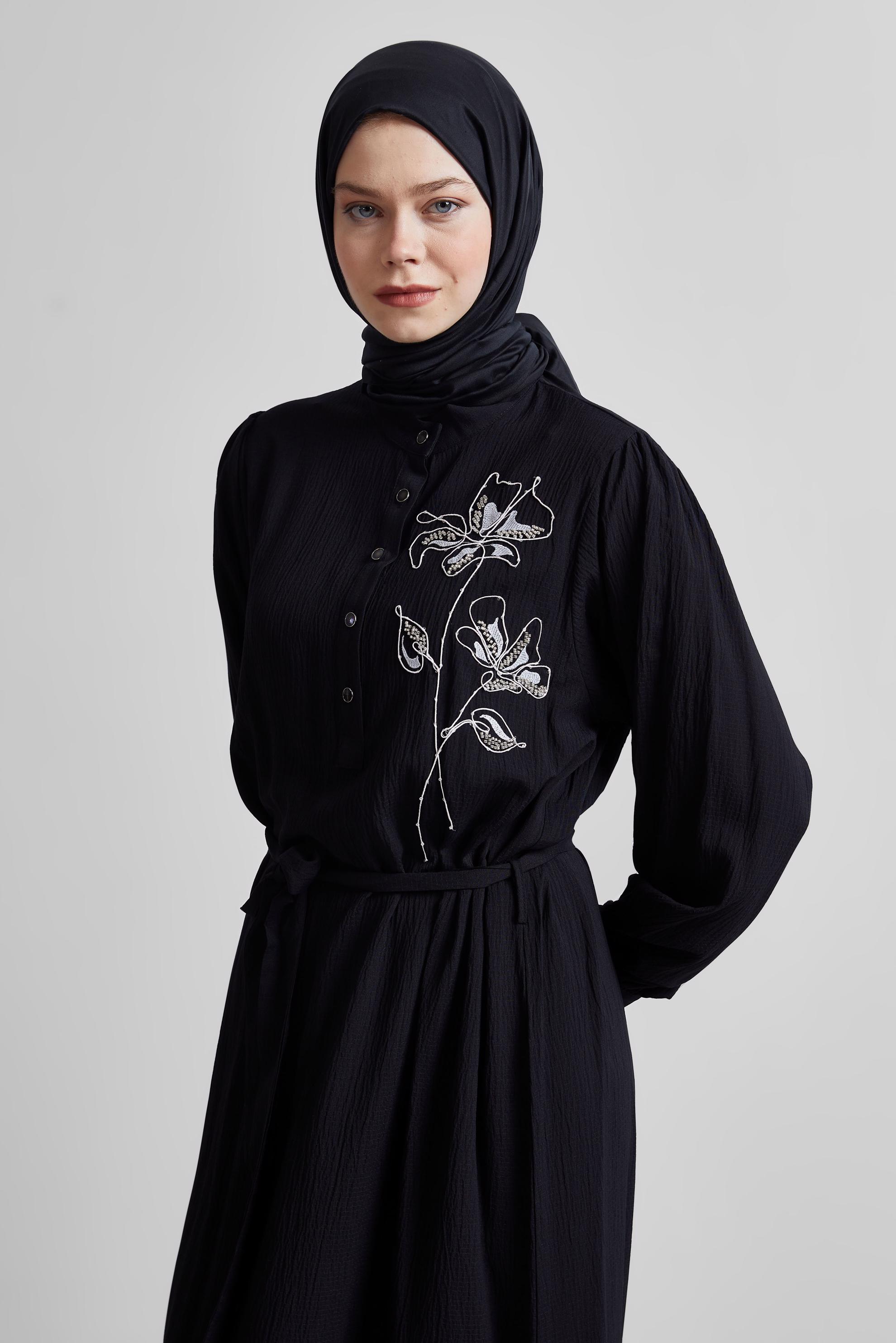 Tesettür giyim SİYAH KUŞAKLI ELBİSE 44688