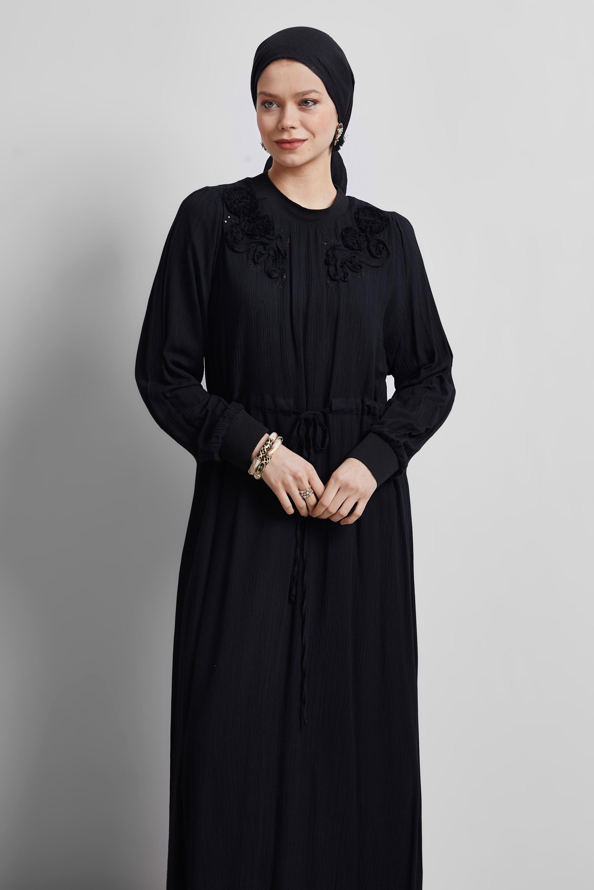 Tesettür giyim SİYAH BELİ BAĞCIKLI ELBİSE 44710