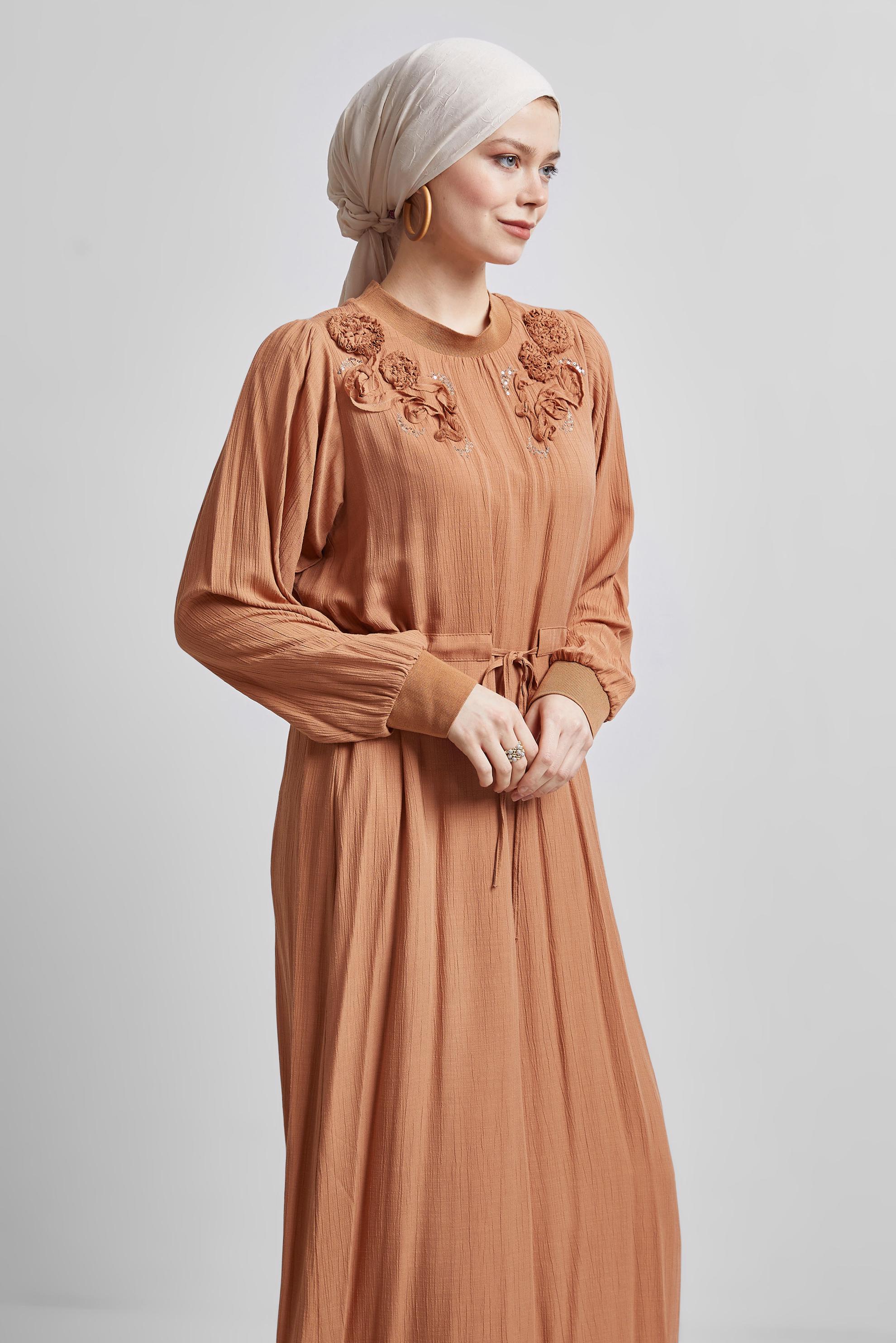 Tesettür giyim TABA BELİ BAĞCIKLI ELBİSE 44710