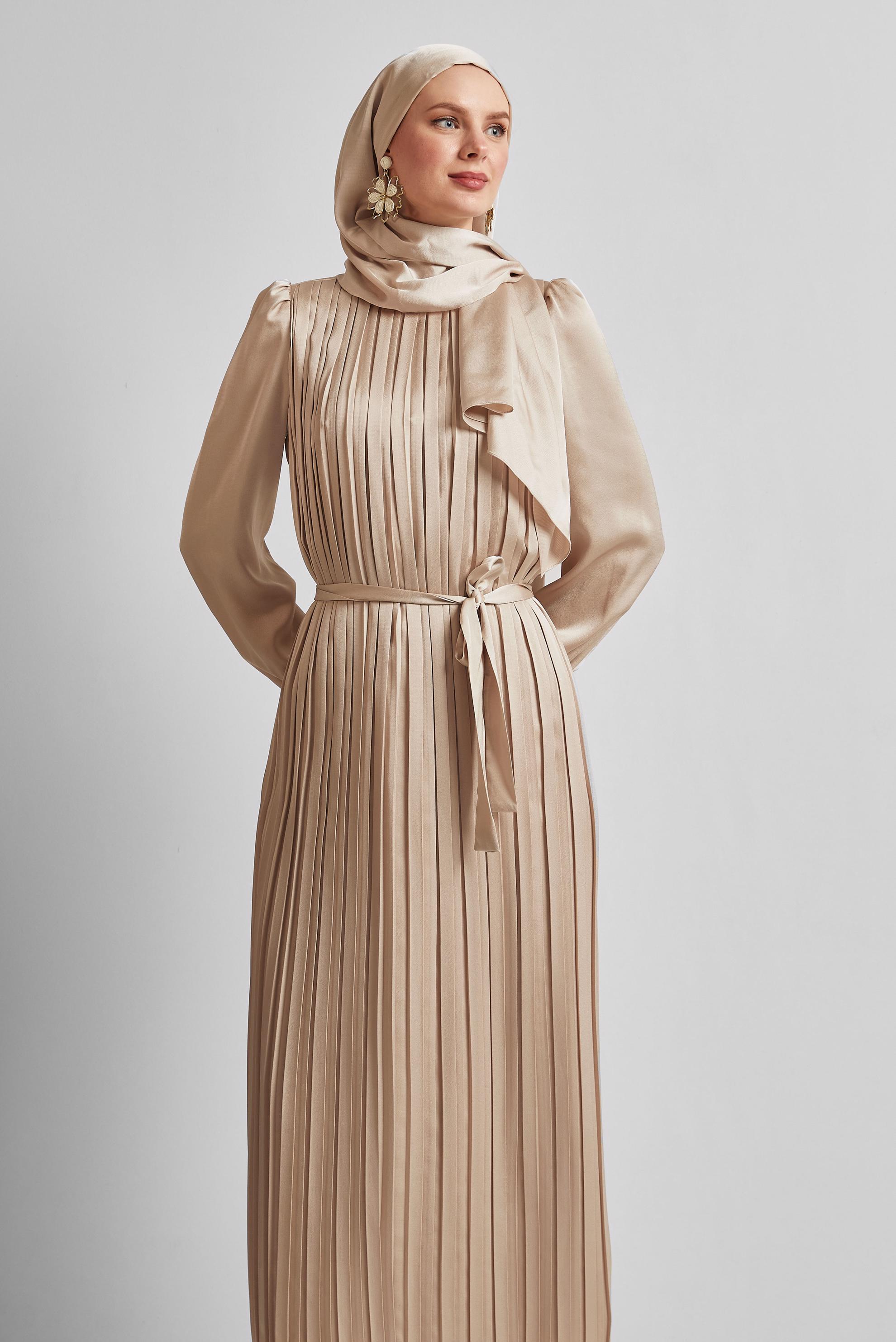 Tesettür giyim BEJ KUŞAKLI SATEN ELBİSE 45327
