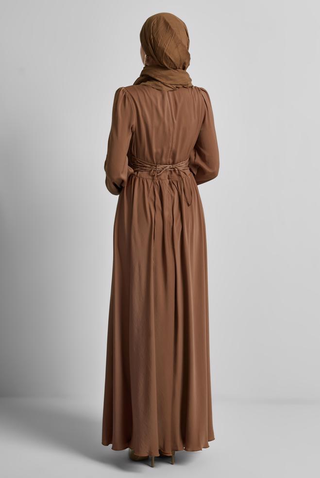 Hijab-Kleidung BRAUN KLEID MIT KRAGENDETAIL 45366 - ALVİNA