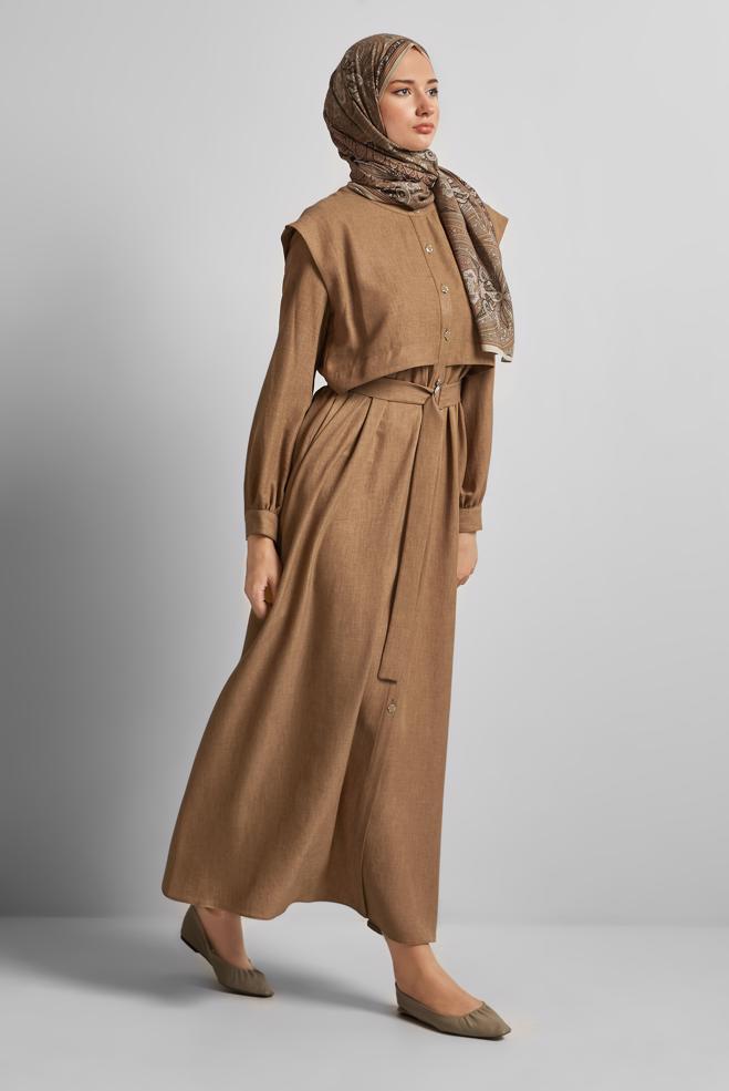 Hijab-Kleidung BRAUN KLEID MIT GÜRTEL 45428 - ALVİNA