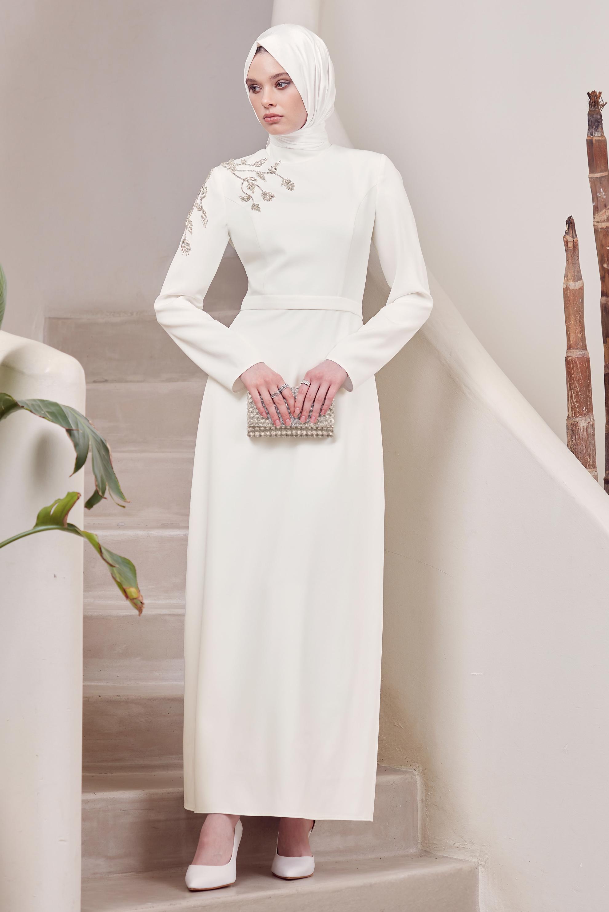 Vêtements hijab BLANC ROBE BRODÉE DE PIERRES PRÉCIEUSES 45448