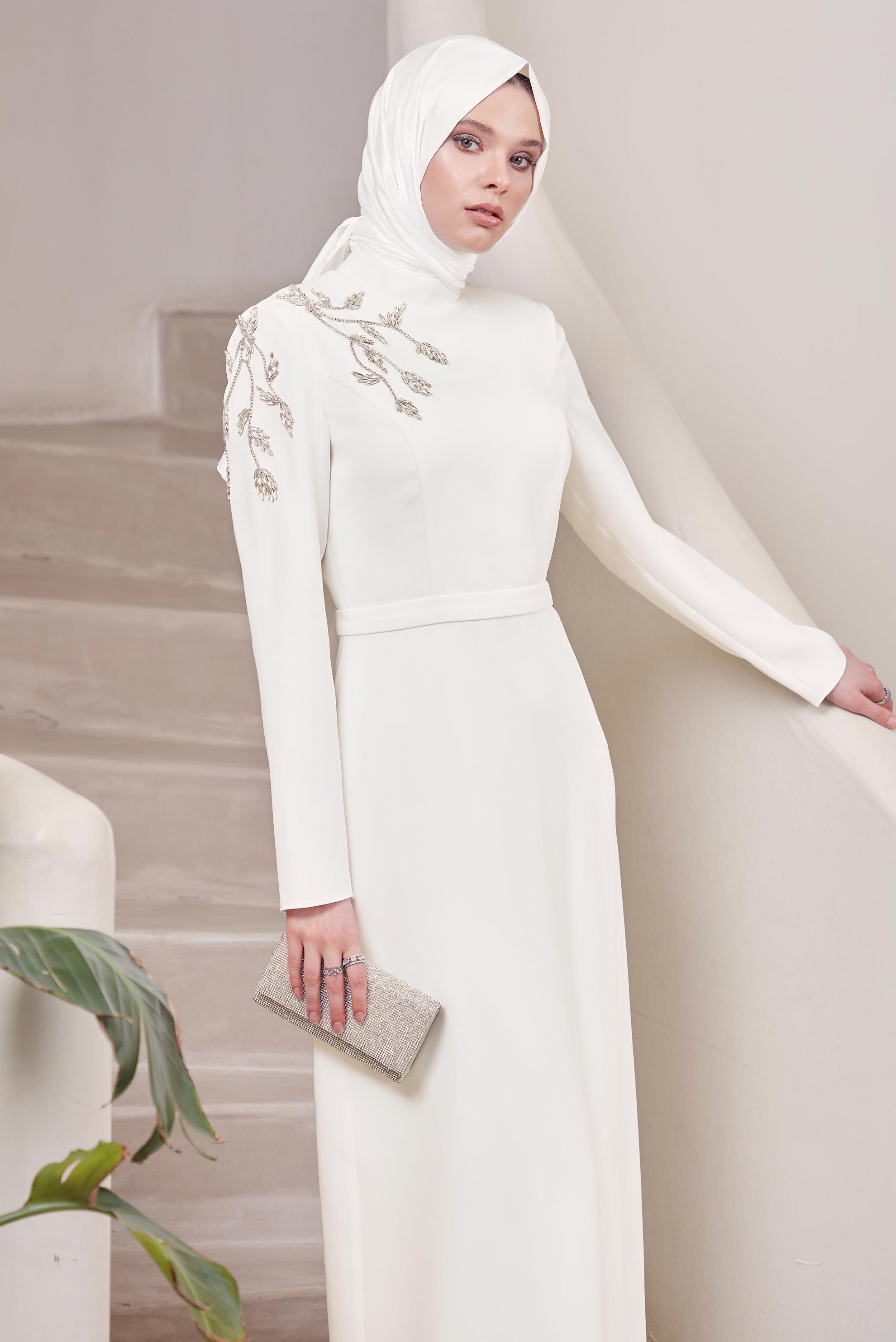 Vêtements hijab BLANC ROBE BRODÉE DE PIERRES PRÉCIEUSES 45448