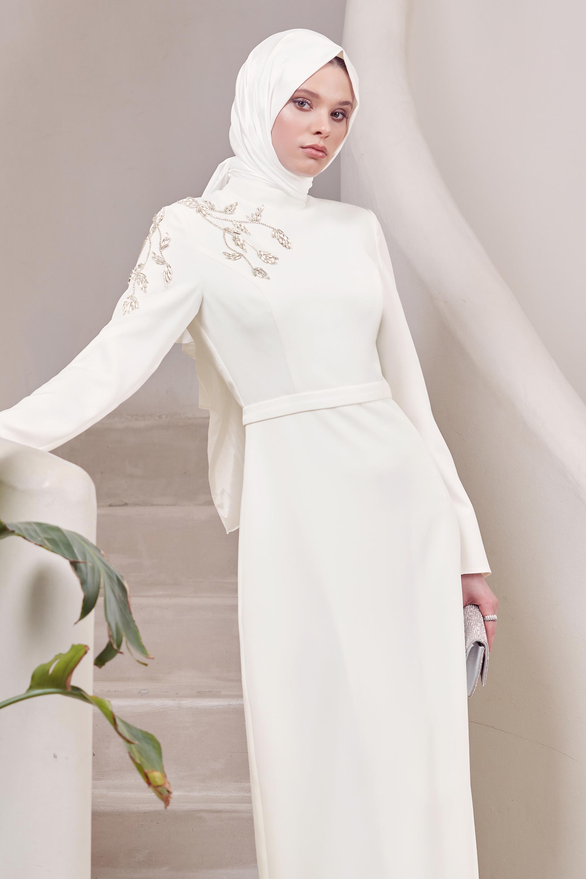 Vêtements hijab BLANC ROBE BRODÉE DE PIERRES PRÉCIEUSES 45448
