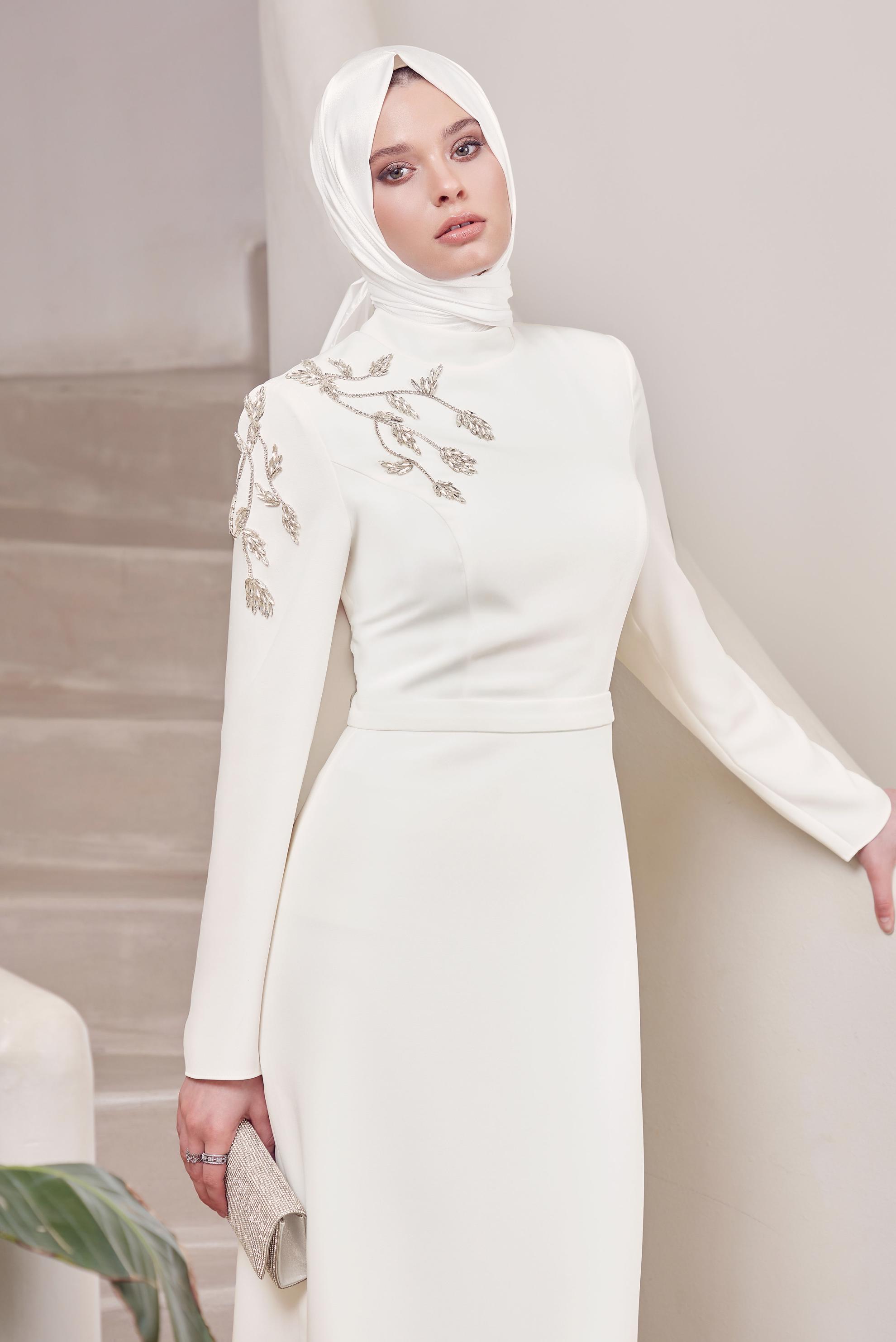 Vêtements hijab BLANC ROBE BRODÉE DE PIERRES PRÉCIEUSES 45448