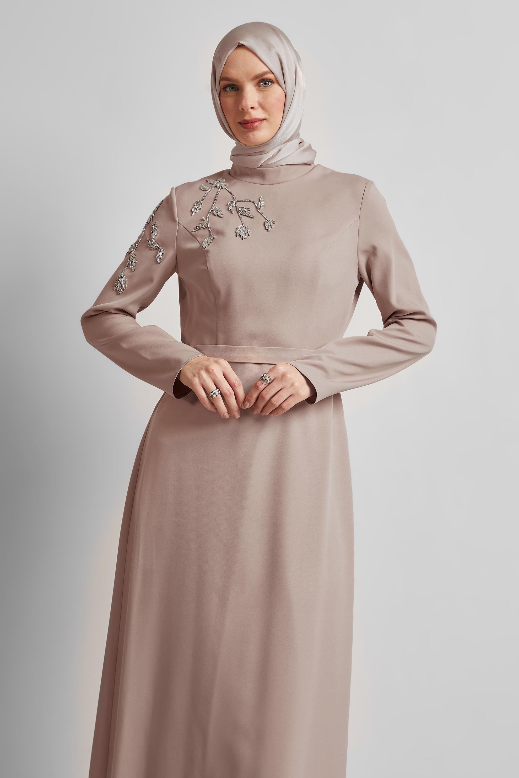 Tesettür giyim KUM TAŞ BASKILI ELBİSE 45448