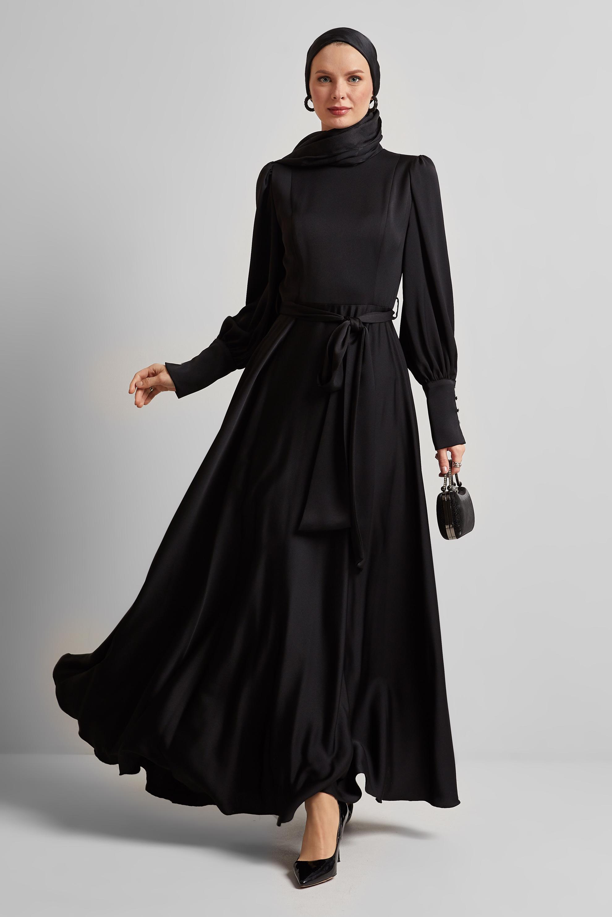 Tesettür giyim SİYAH KUŞAKLI SATEN KREP ELBİSE 45523