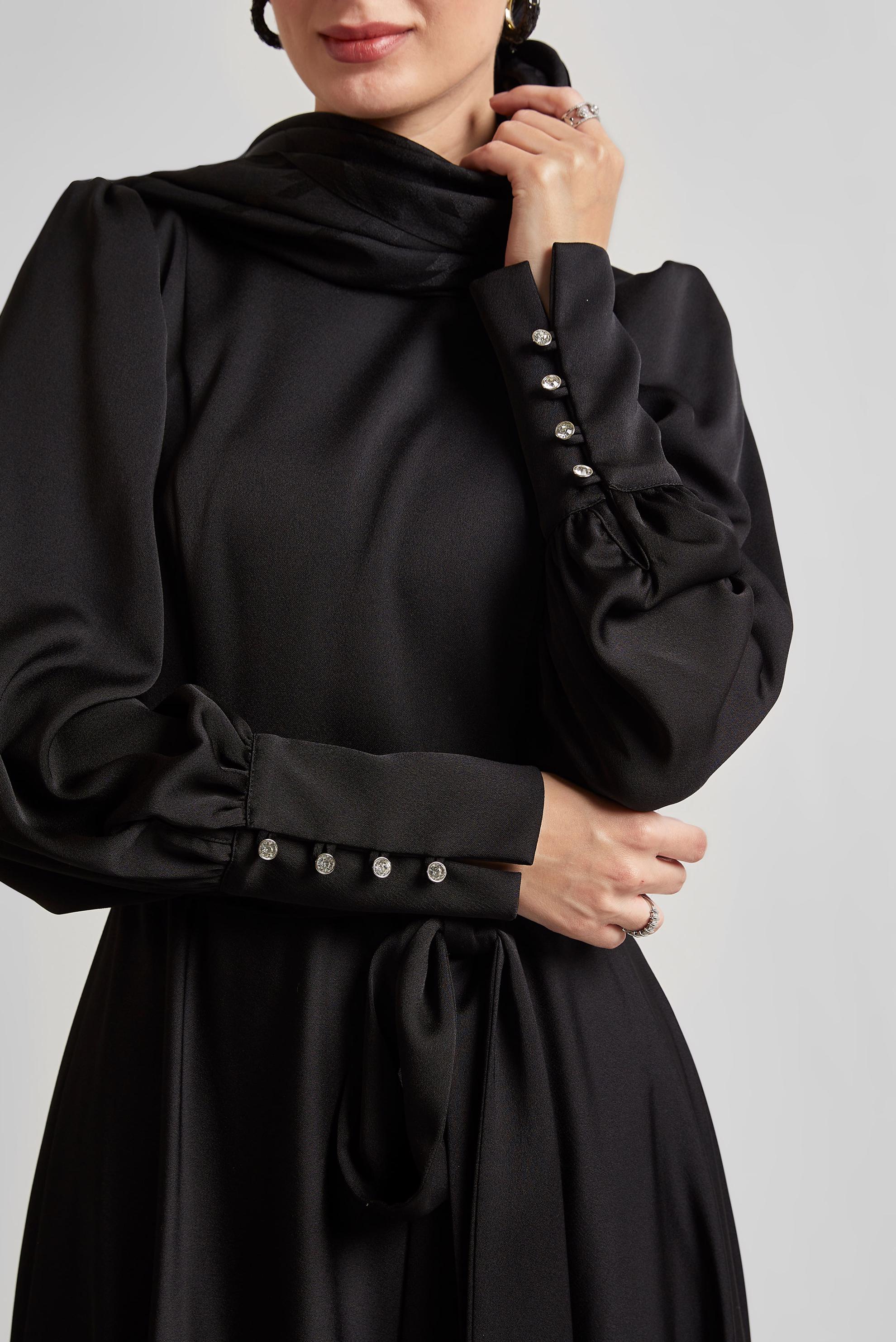 Tesettür giyim SİYAH KUŞAKLI SATEN KREP ELBİSE 45523