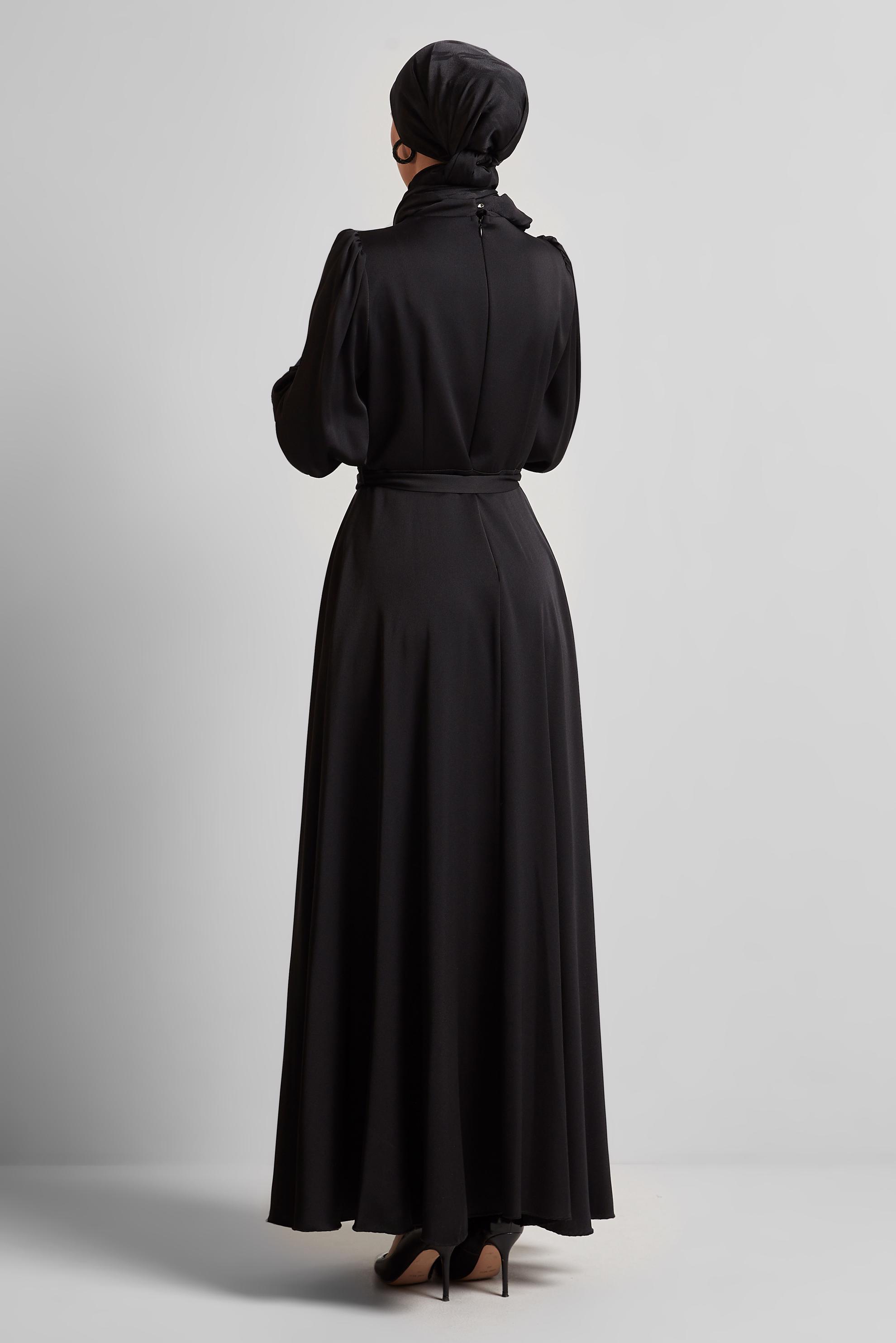 Tesettür giyim SİYAH KUŞAKLI SATEN KREP ELBİSE 45523