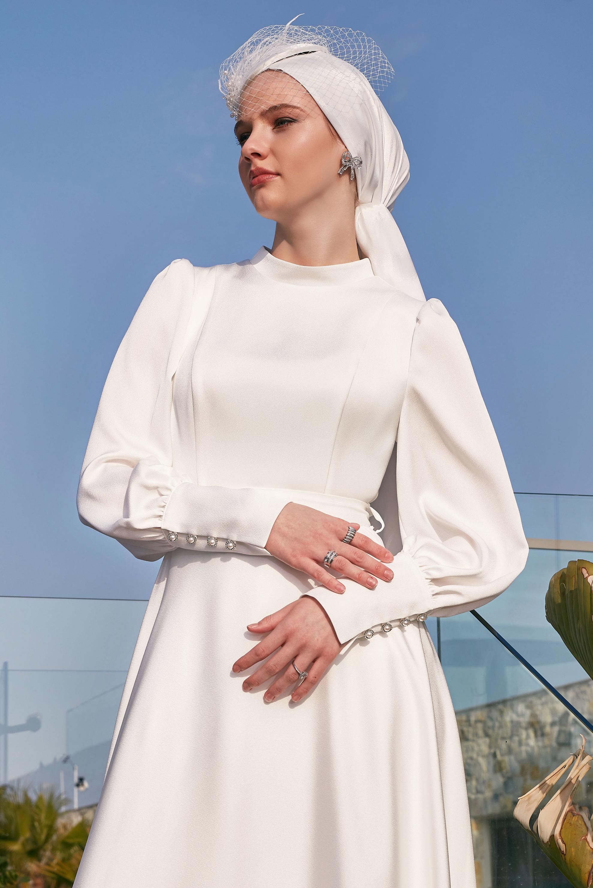 Tesettür giyim BEYAZ KUŞAKLI SATEN KREP ELBİSE 45523