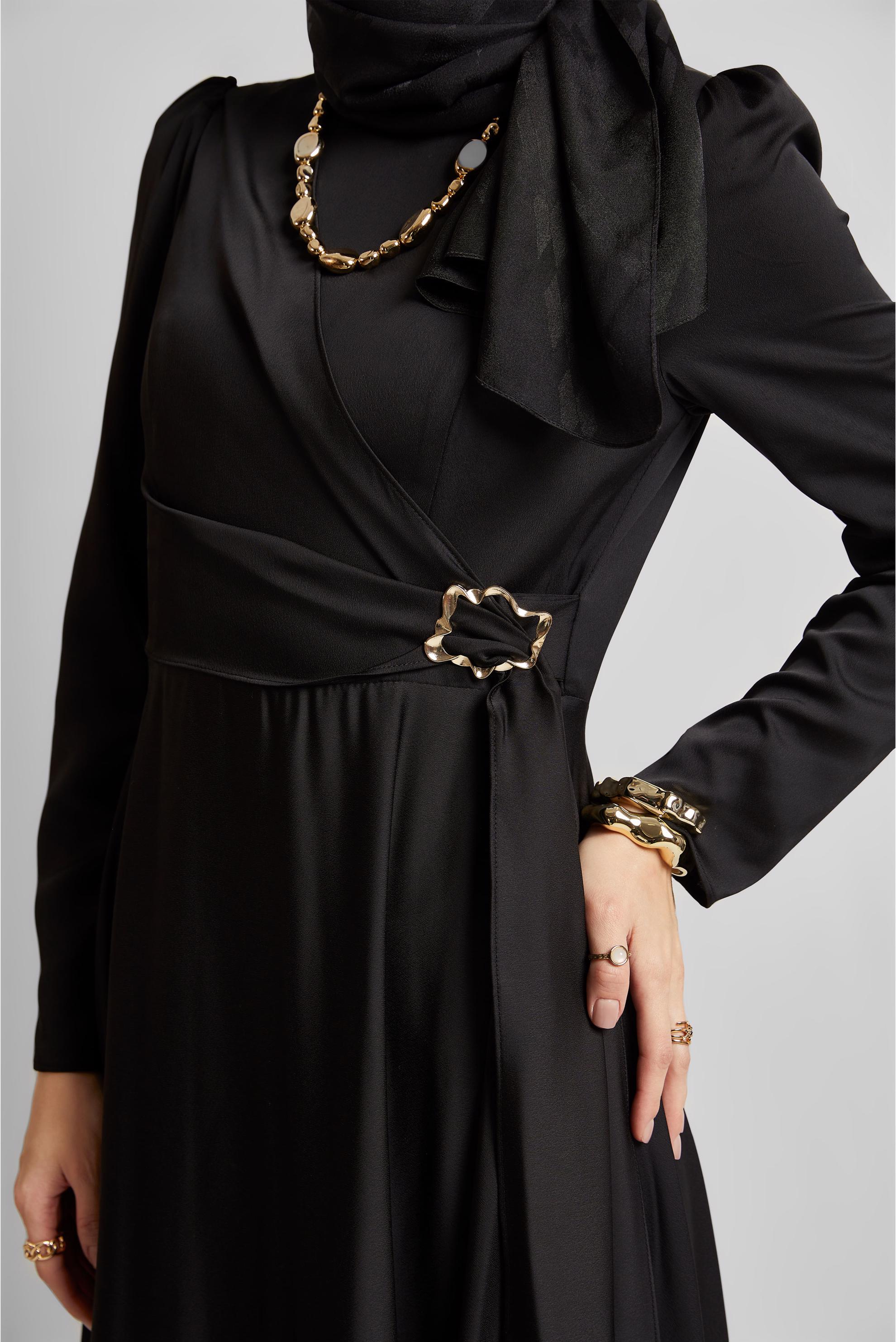 Tesettür giyim SİYAH KEMERLİ SATEN ELBİSE 45527