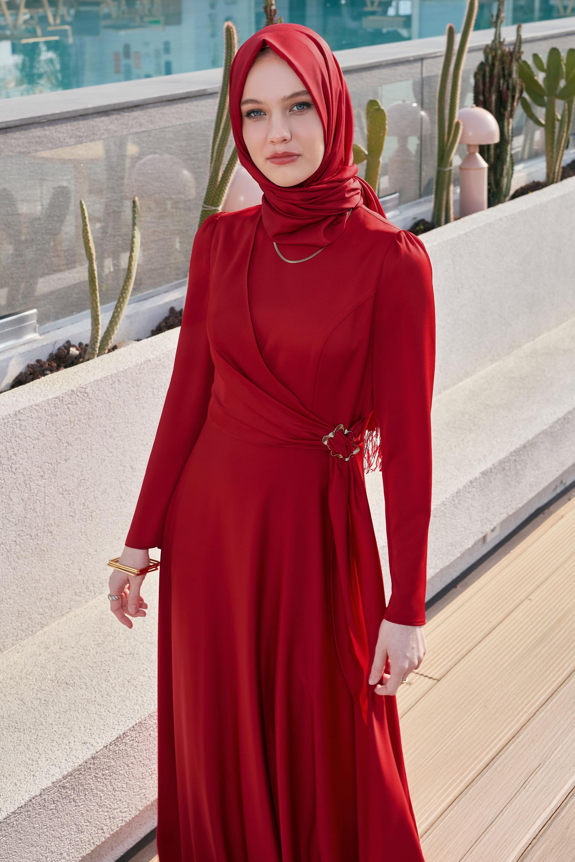 Tesettür giyim KIRMIZI KEMERLİ SATEN ELBİSE 45527