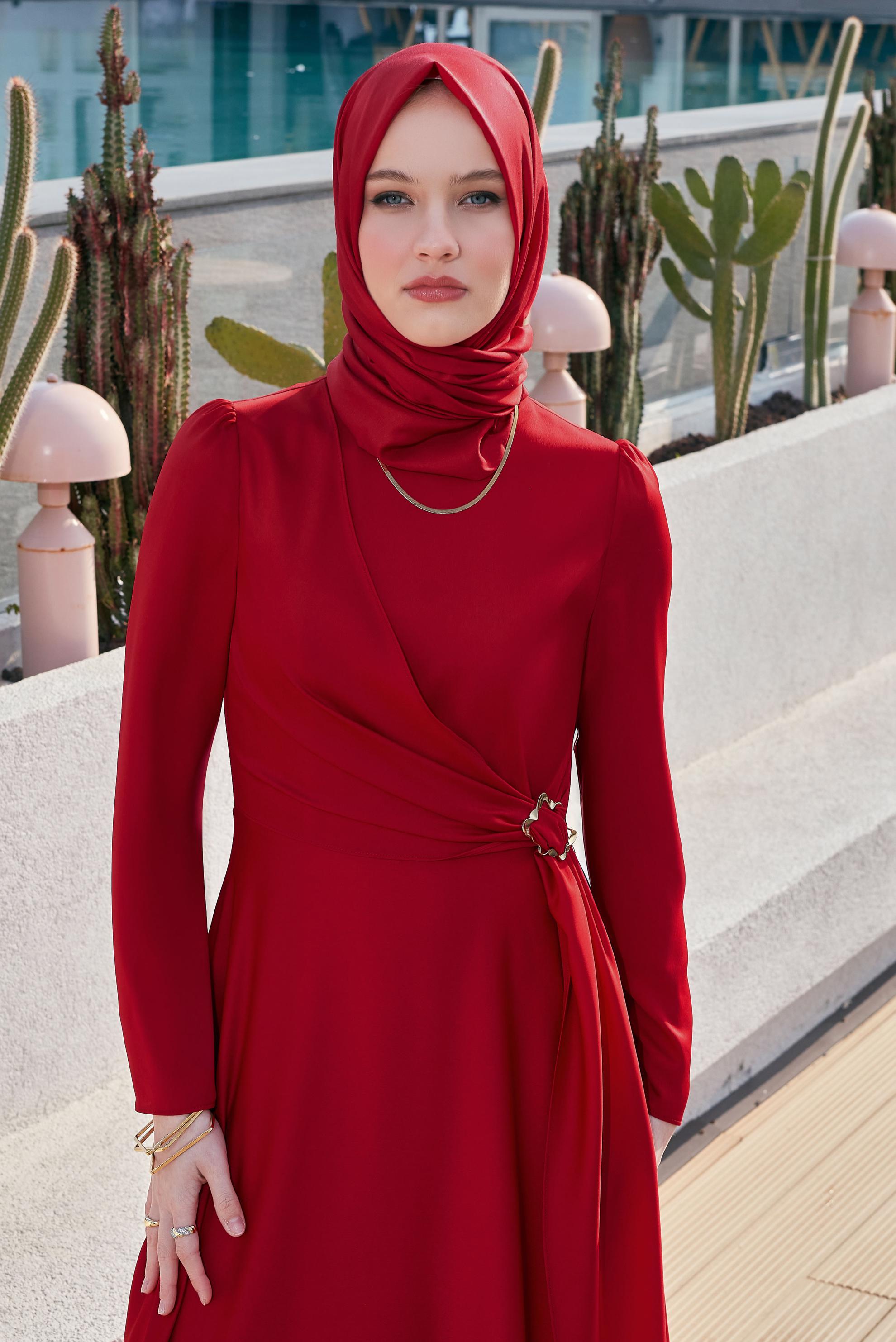 Tesettür giyim KIRMIZI KEMERLİ SATEN ELBİSE 45527