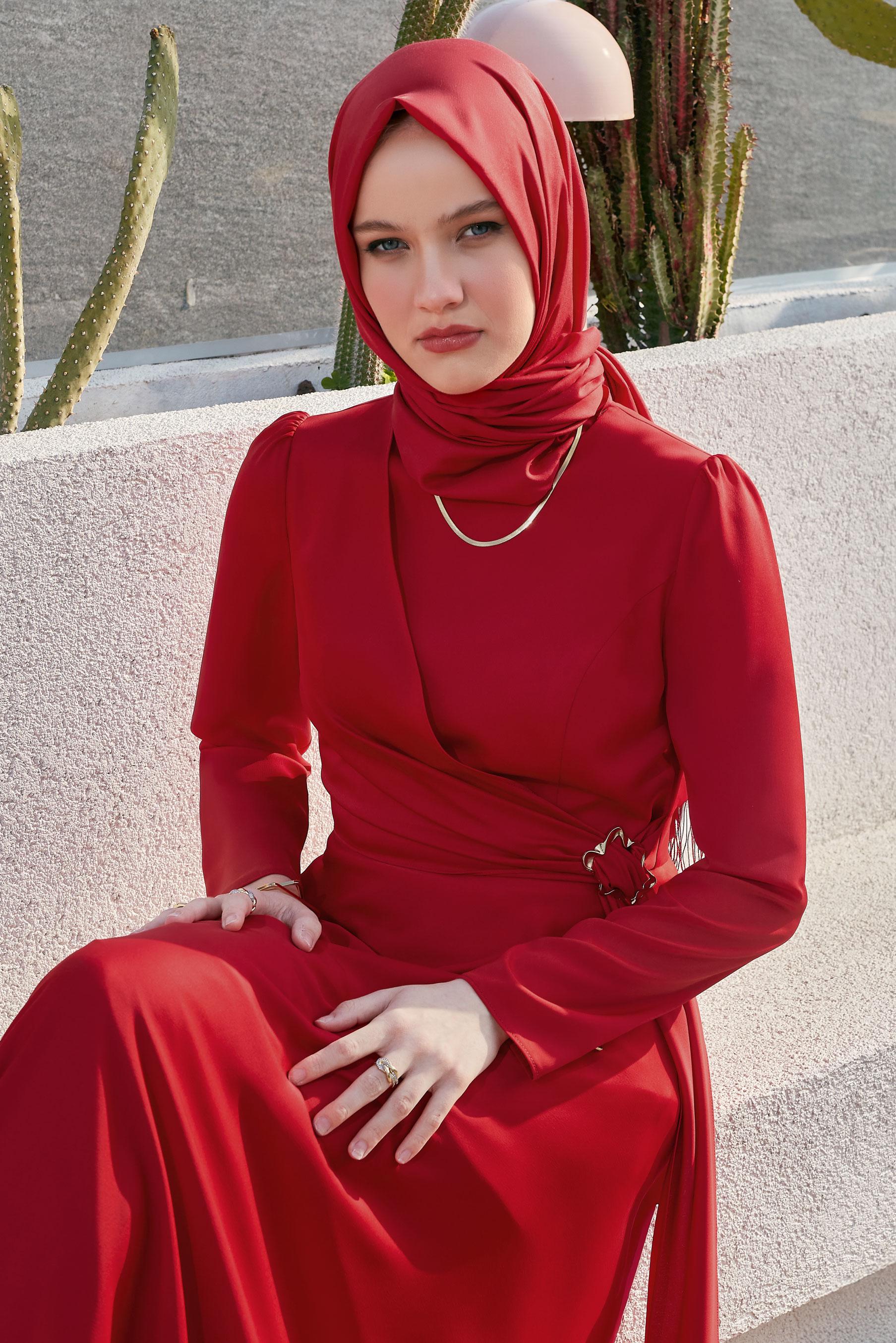 Tesettür giyim KIRMIZI KEMERLİ SATEN ELBİSE 45527