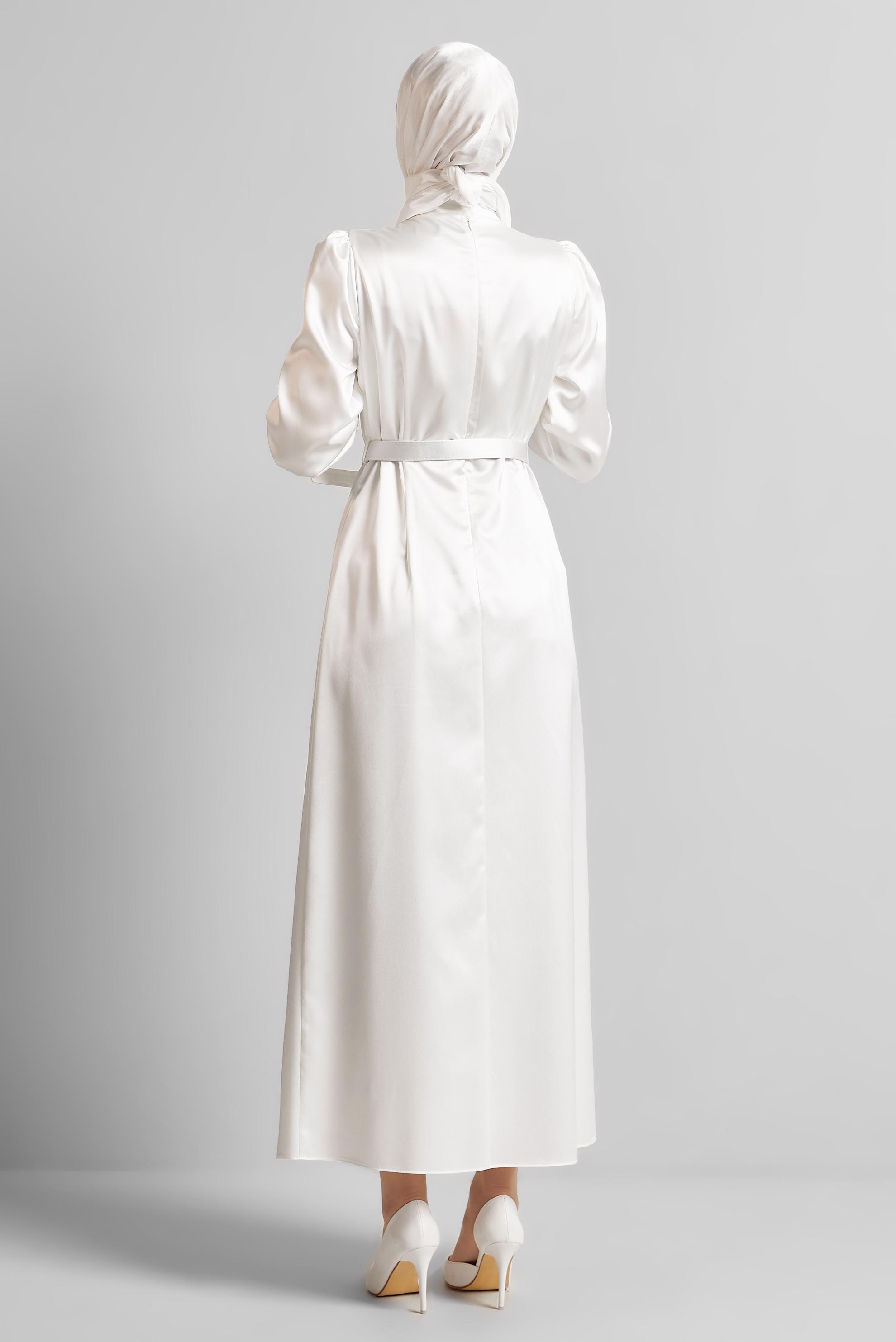 Tesettür giyim BEYAZ KEMERLİ SATEN ELBİSE 45551