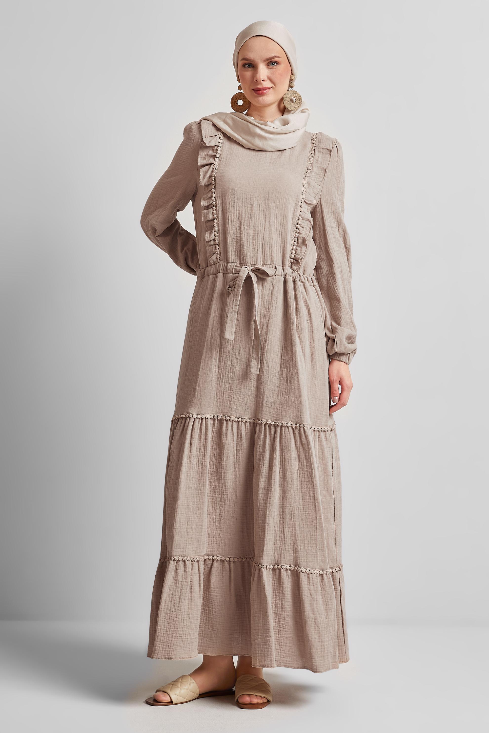 Tesettür giyim BEJ FIRFIR DETAYLI MÜSLİN ELBİSE 45559