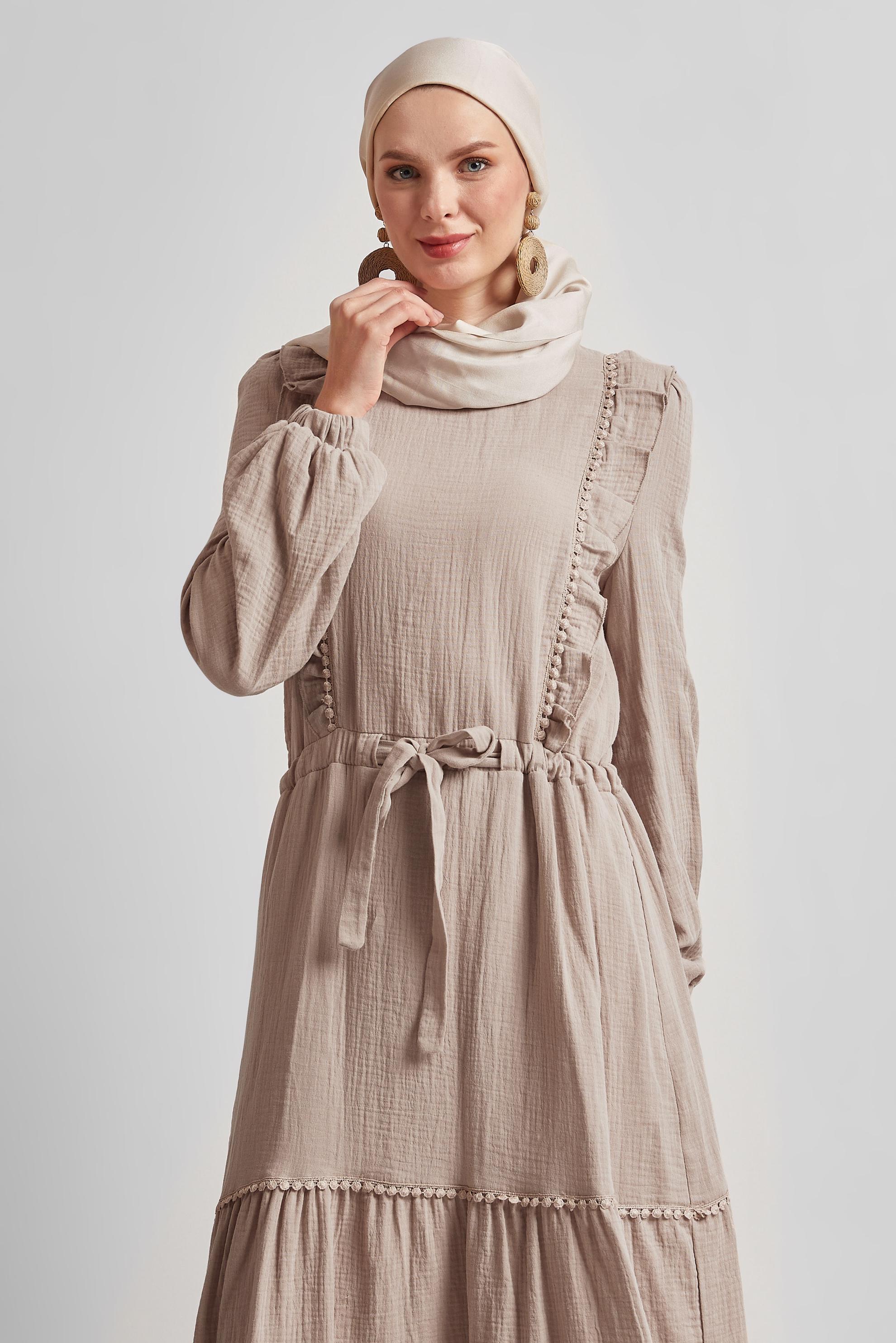 Tesettür giyim BEJ FIRFIR DETAYLI MÜSLİN ELBİSE 45559