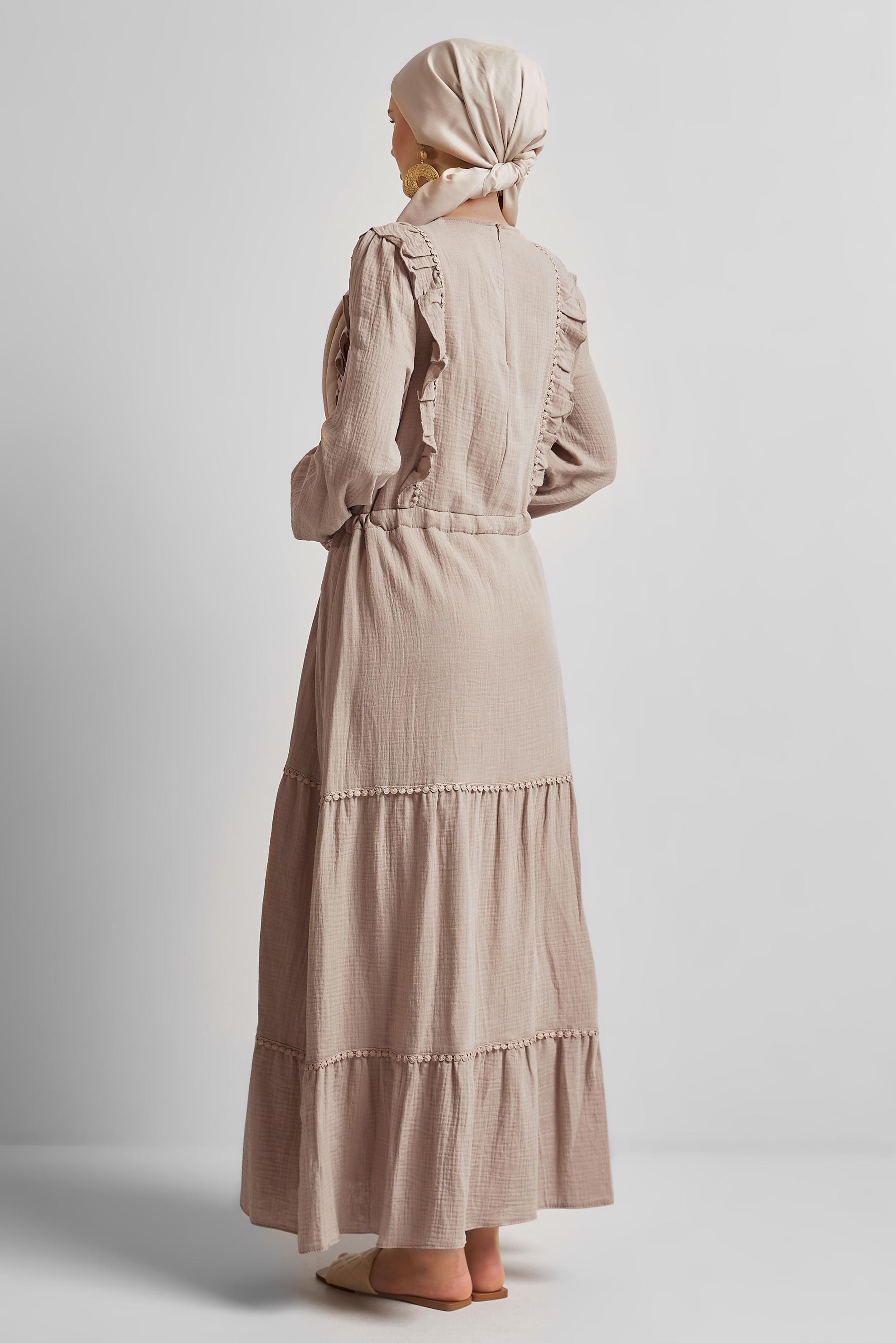 Tesettür giyim BEJ FIRFIR DETAYLI MÜSLİN ELBİSE 45559