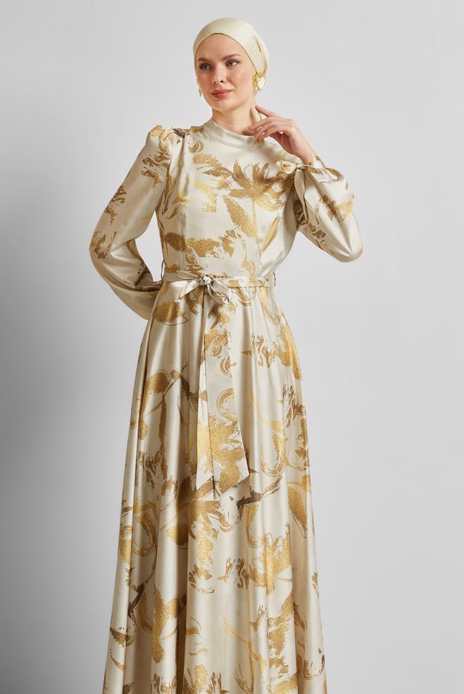 Hijab-Kleidung BEIGE SATINKLEID MIT GÜRTEL 45568 - ALVİNA