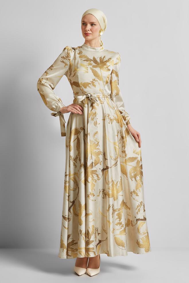 Hijab-Kleidung BEIGE SATINKLEID MIT GÜRTEL 45568 - ALVİNA