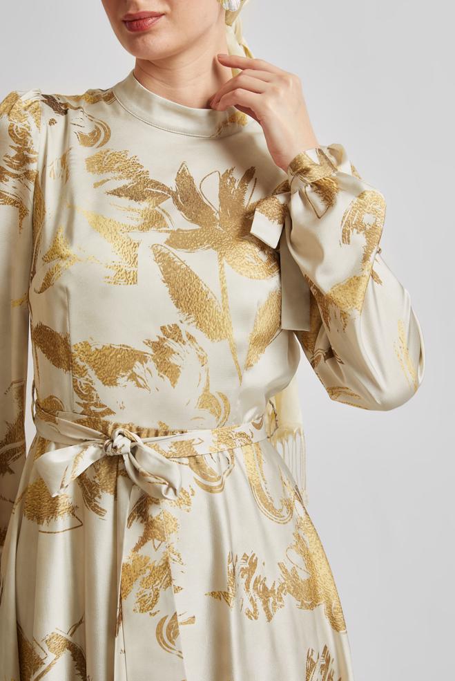 Hijab-Kleidung BEIGE SATINKLEID MIT GÜRTEL 45568 - ALVİNA