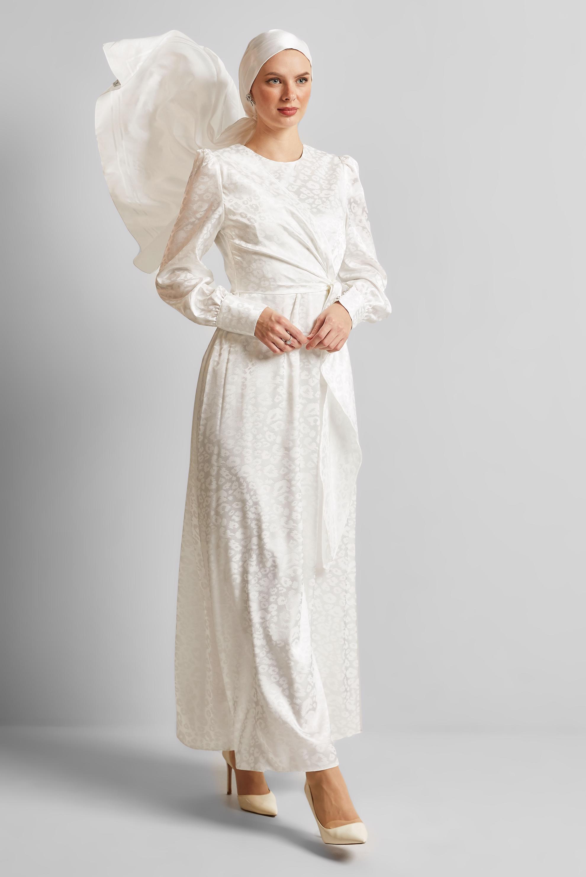 Tesettür giyim BEYAZ SATEN JAKAR ELBİSE 45578