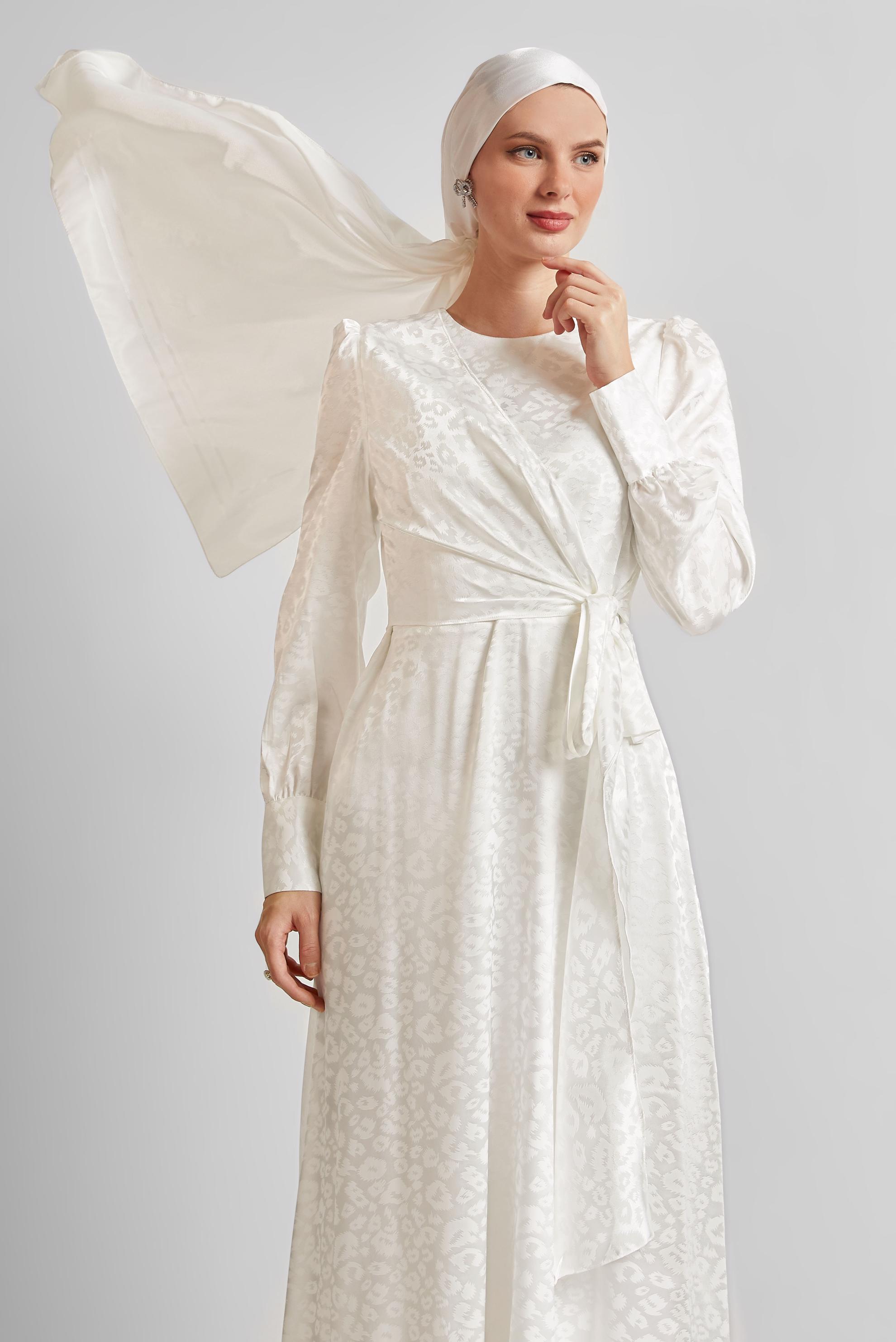 Tesettür giyim BEYAZ SATEN JAKAR ELBİSE 45578